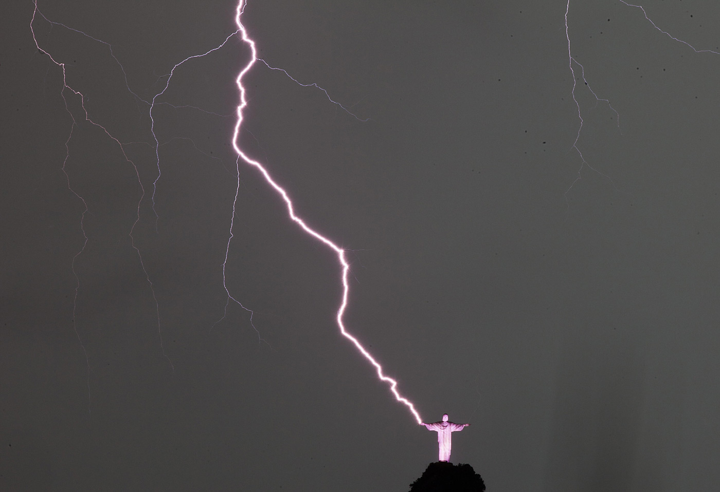 Un rayo alcanza al Cristo Redentor y le daña un dedo 
