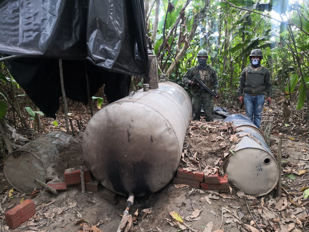 En Sucumbíos, militares encuentran refinería clandestina en la línea de  frontera | Ecuador | Noticias | El Universo