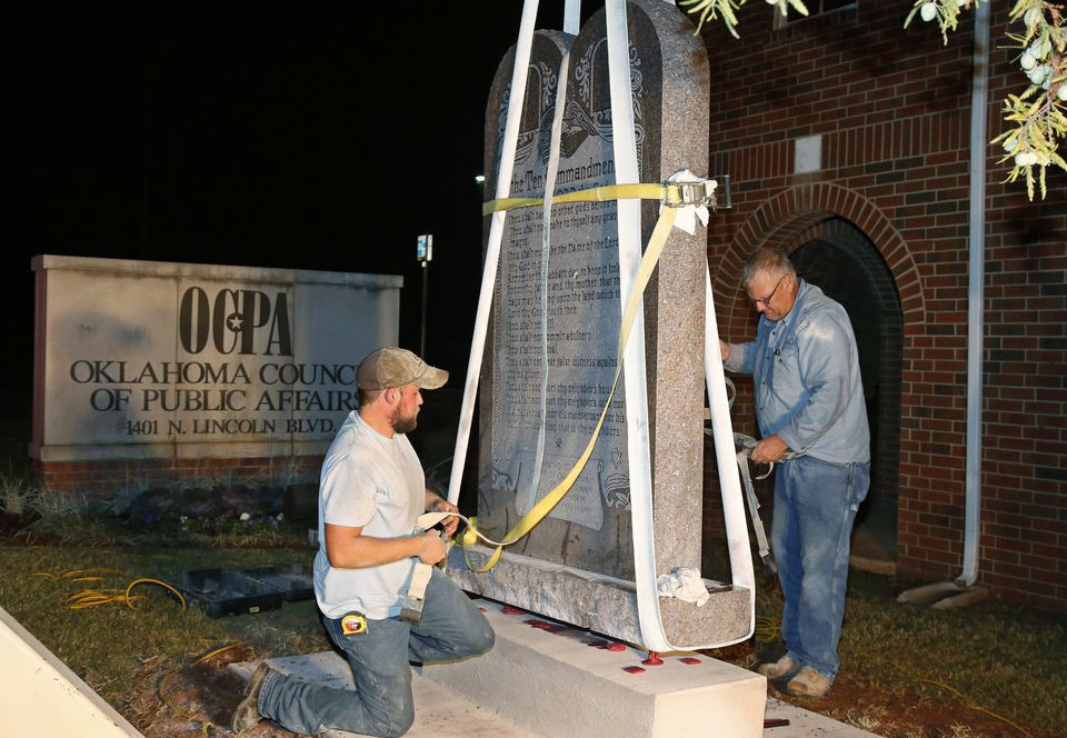 Retiran monumento de los Diez Mandamientos del Capitolio de Oklahoma