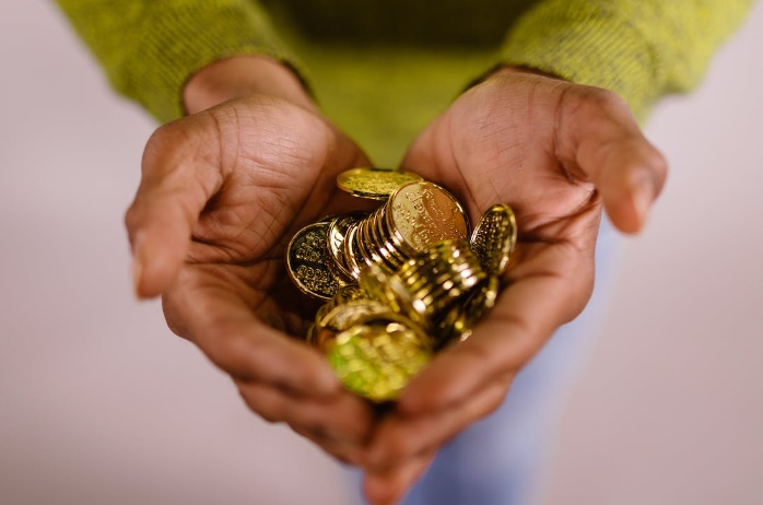 Estábamos remodelando la cocina y creímos que era un cable”: Pareja  encuentra un tesoro escondido con más de 200 monedas de oro debajo de su  casa | Internacional | Noticias | El Universo