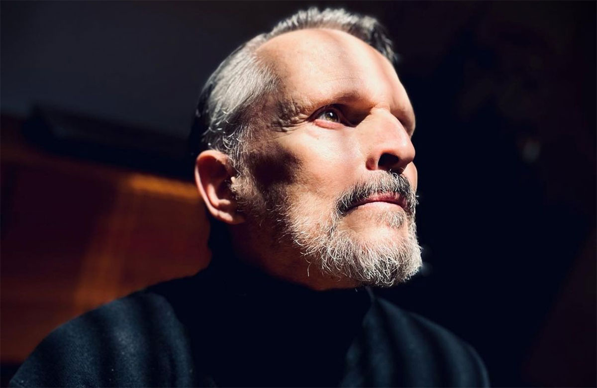 Miguel Bosé y Pablo Alborán pasaron de la amistad al romance y se están  dando una oportunidad en el amor pese a los 33 años de diferencia entre  ambos, ¿desde cuándo están