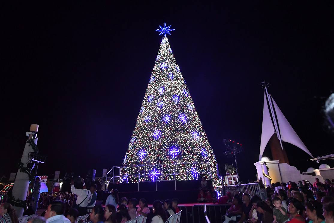 Se enciende el árbol de Navidad en el Malecón - Agenda noticiosa del jueves  | Comunidad | Guayaquil | El Universo