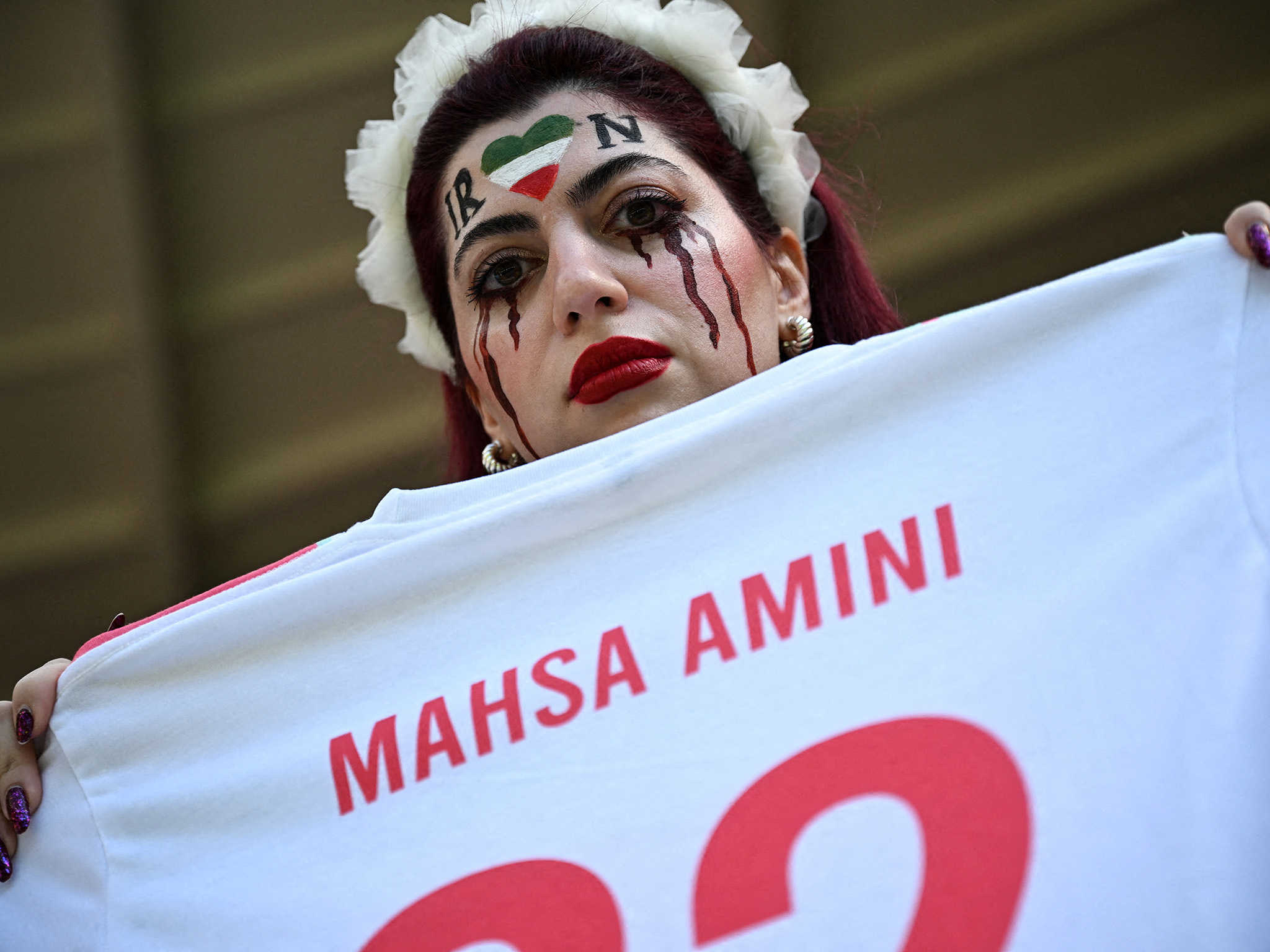 FOTO: adepta fez tributo a Mahsa Amini durante o País de Gales-Irão