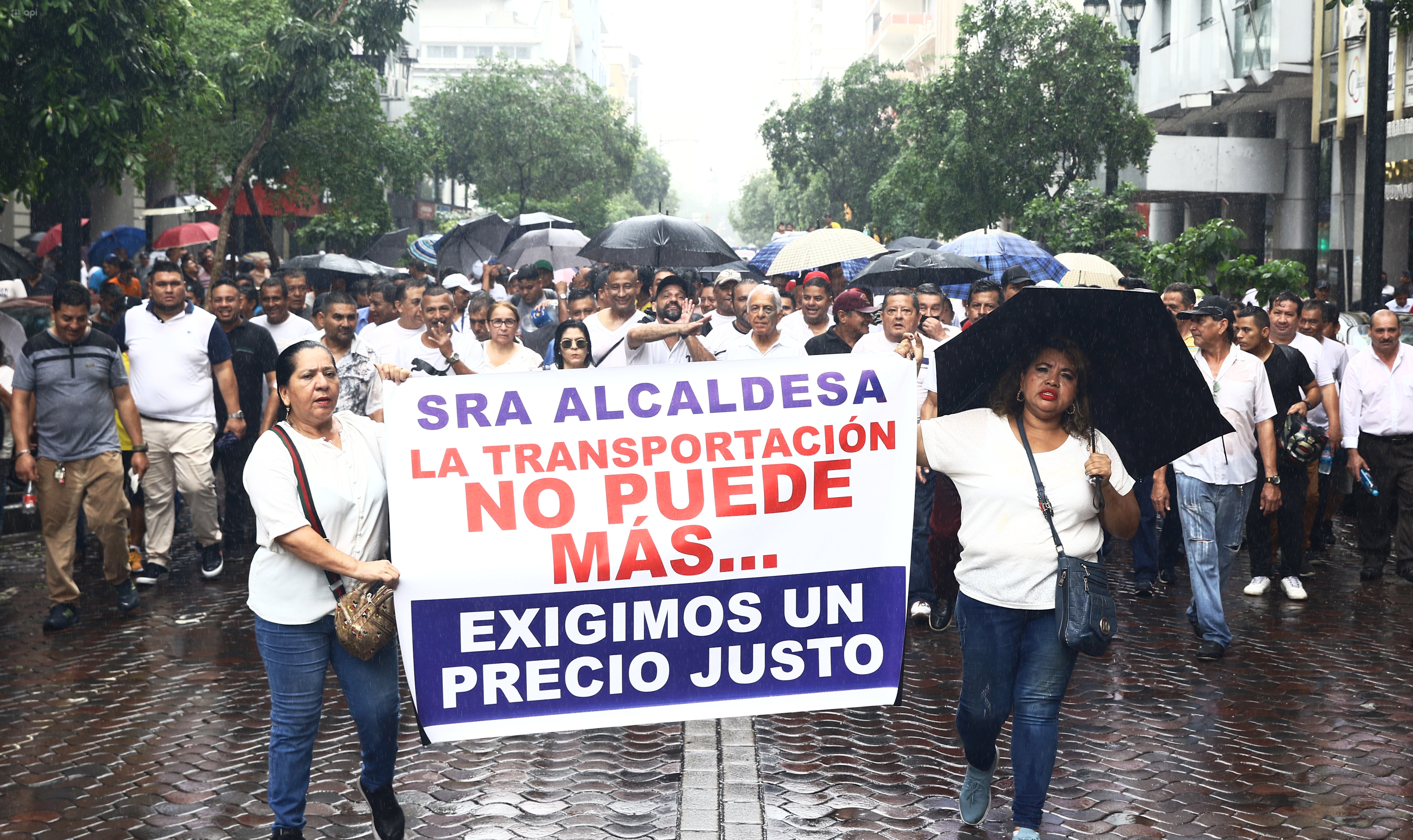 Transportistas se concentraron en los bajos de Gobernación y plantearon  medida cautelar por tarjeta única | Comunidad | Guayaquil | El Universo