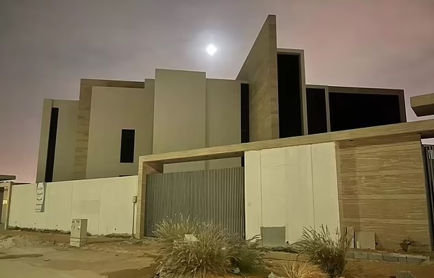 El palacio de más de 12 millones de dólares en el que vivirá Cristiano  Ronaldo y Georgina Rodríguez en Arabia Saudita: una casa de 8 habitaciones,  piscina olímpica y vestíbulo con cascada |