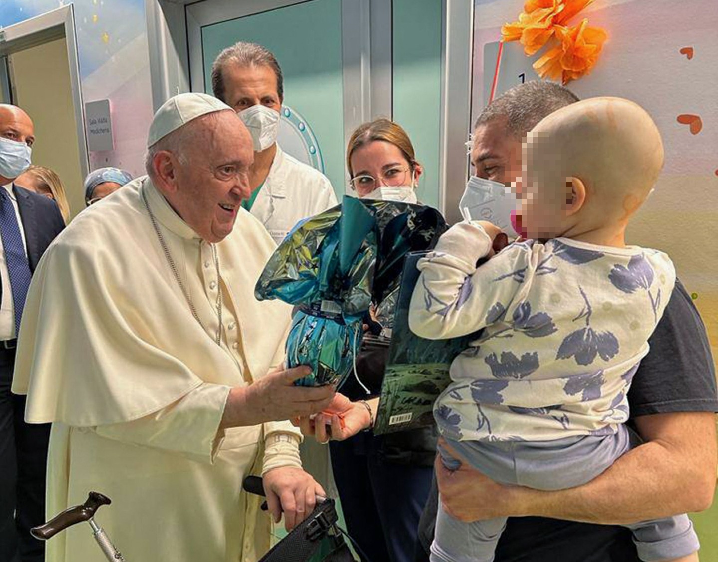 El papa Francisco saldrá el sábado del hospital, hoy visitó a los niños  enfermos y bautizó a un recién nacido | Gente | Entretenimiento | El  Universo