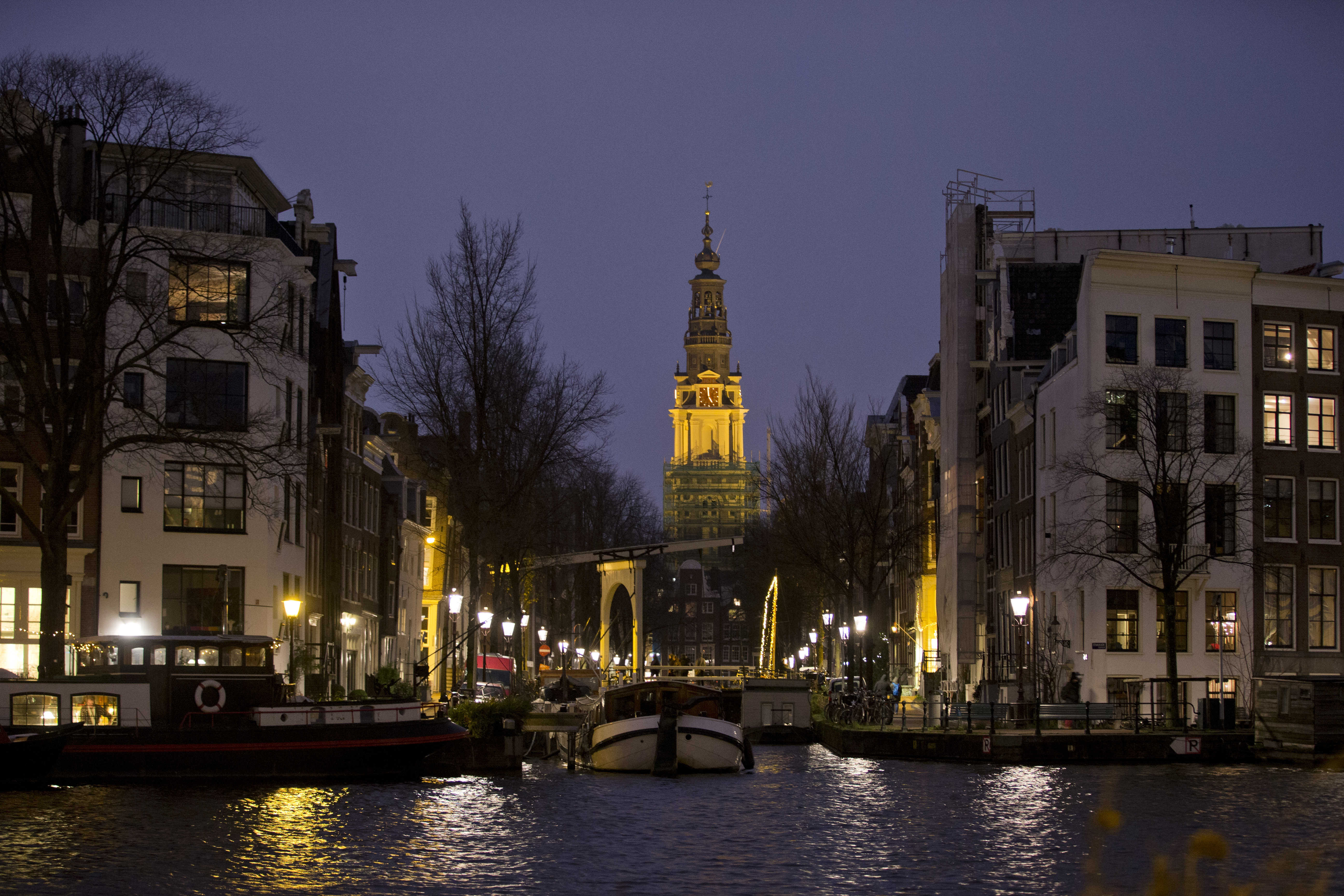 Amsterdam busca ideas para combatir exceso de turistas