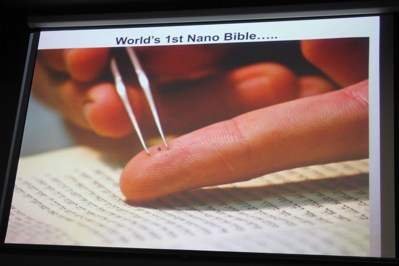Crean Biblia del de la cabeza de un alfiler | Doctor Tecno | La Revista | El Universo