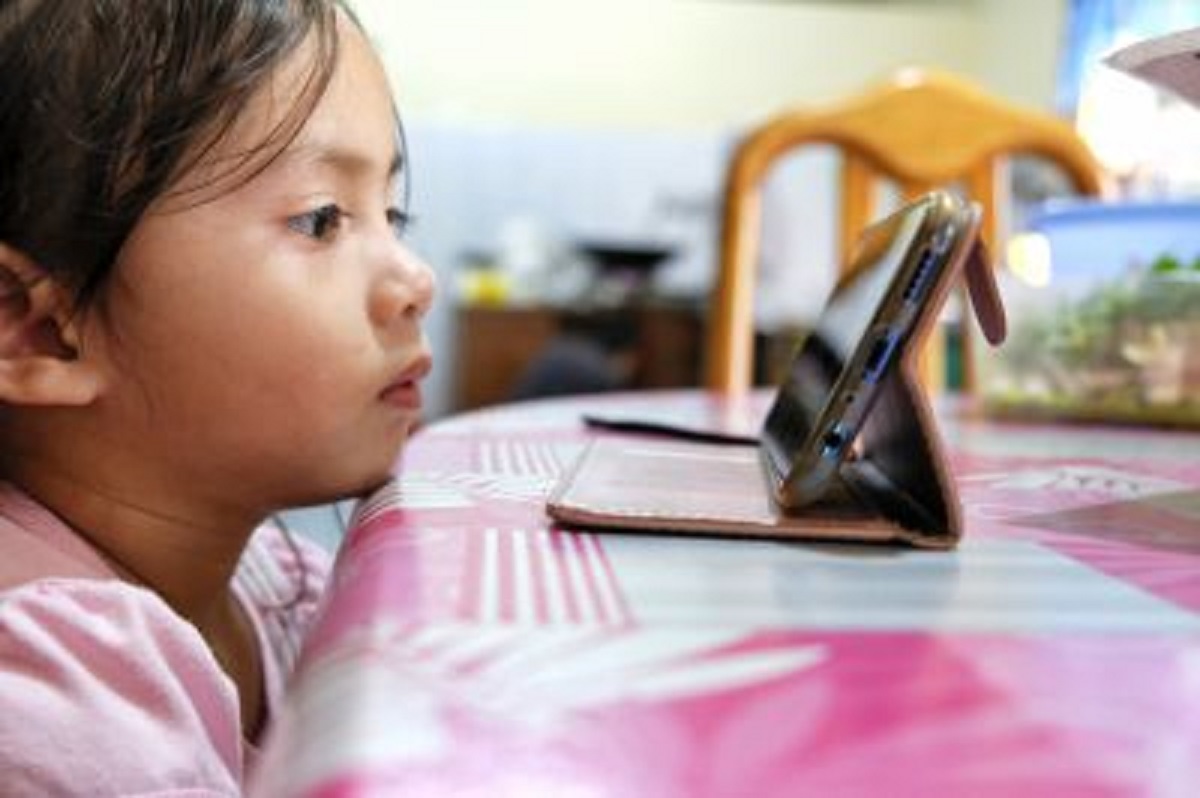 Smartphone en manos de niños. juego de niño en el teléfono móvil