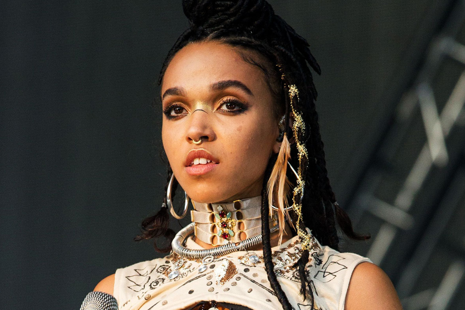 FKA Twigs demanda a Shia LaBeouf alegando relación abusiva