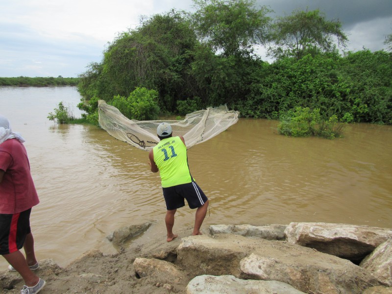 Uso de atarrayas resurge con las crecidas de ríos en Chanduy