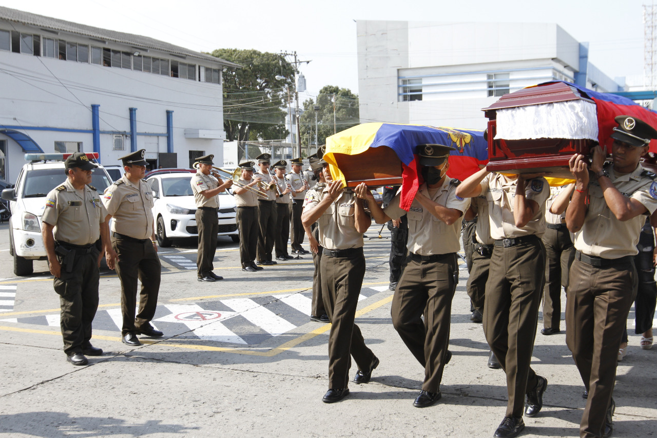 ‘Han ofrendado su vida en cumplimiento de su deber’: despiden con honores a policías asesinados en atentados criminales en Guayaquil y Durán