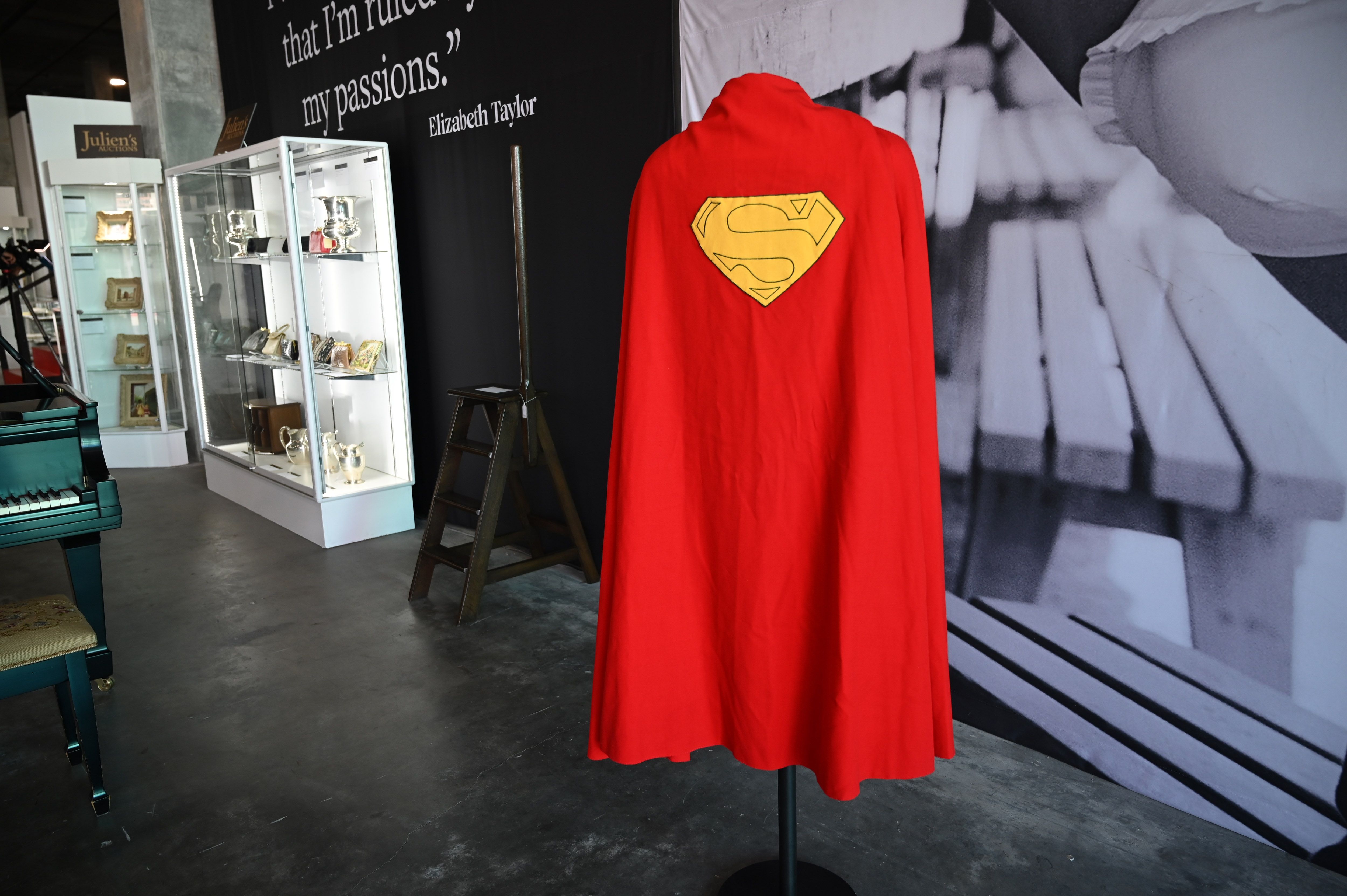 poco Y equipo Prohibir Subastan la capa del Superman de Christopher Reeve por casi $200 000 en  Hollywood | Cine | Entretenimiento | El Universo