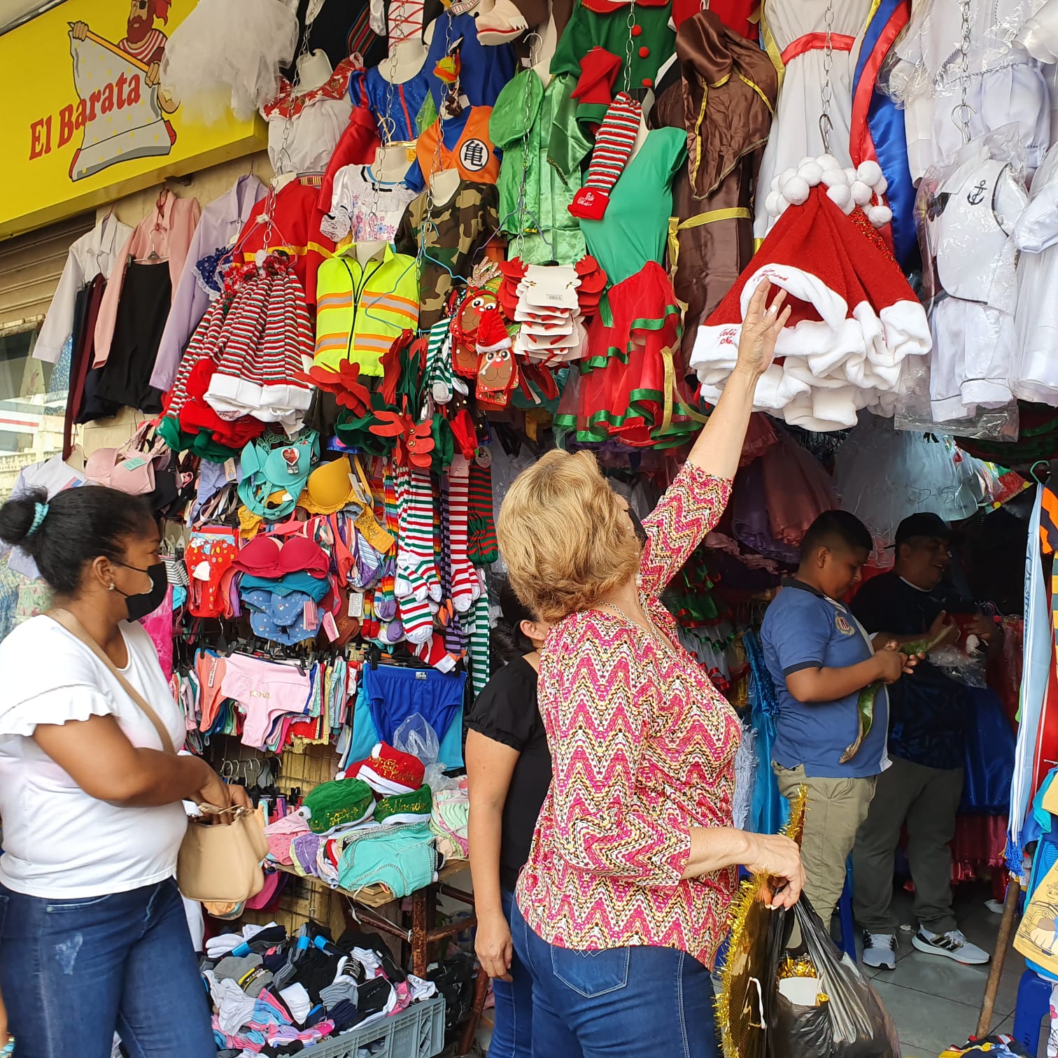 Comercio navideño ya se vive en zona del mercado Central: guayaquileños  buscan ropa, regalos y decoraciones para fiestas | Comunidad | Guayaquil |  El Universo