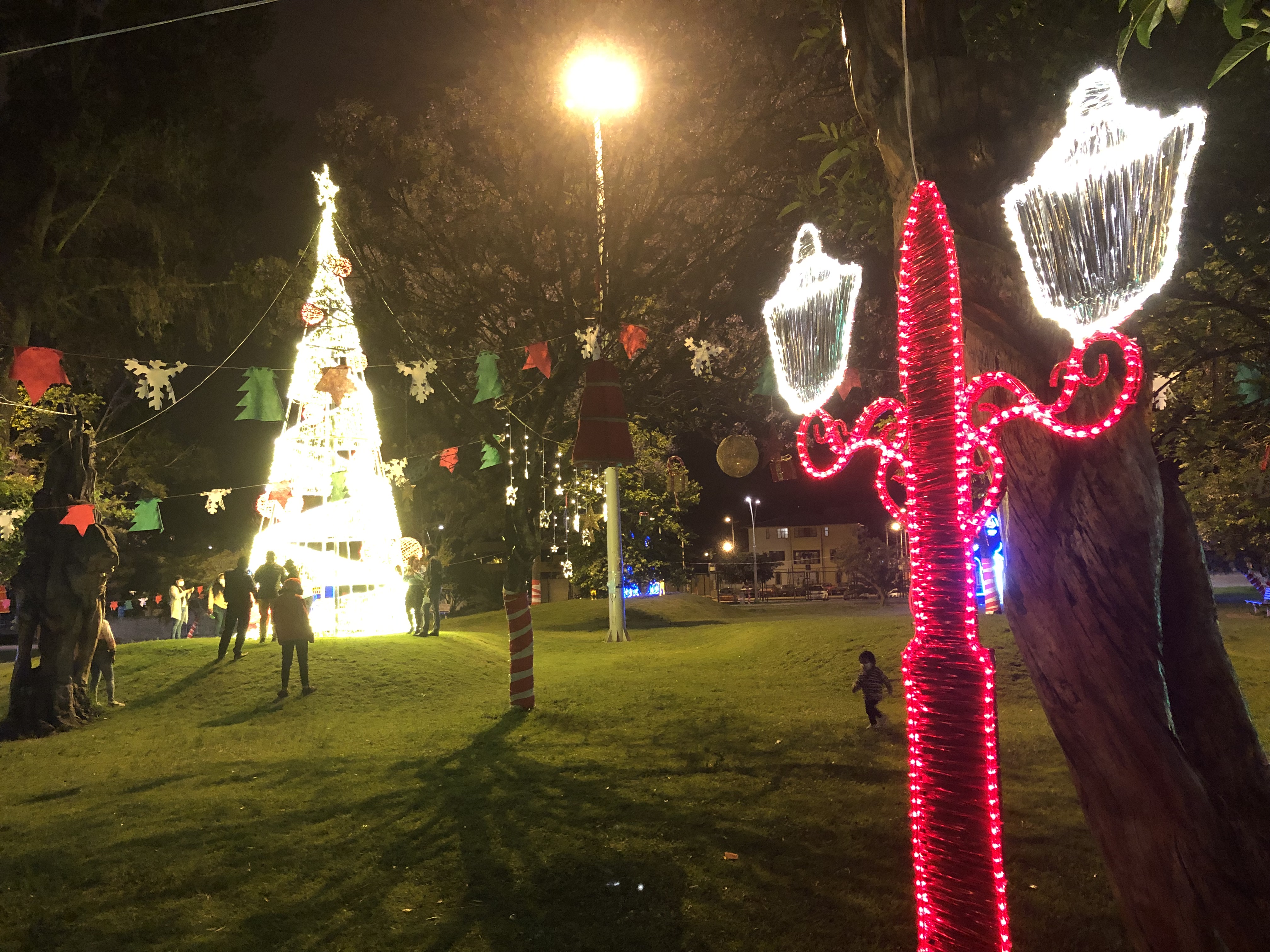 Las alegorías navideñas se toman varios rincones Cuenca. Así se ve ciudad estas noches de diciembre | Ecuador | Noticias | El