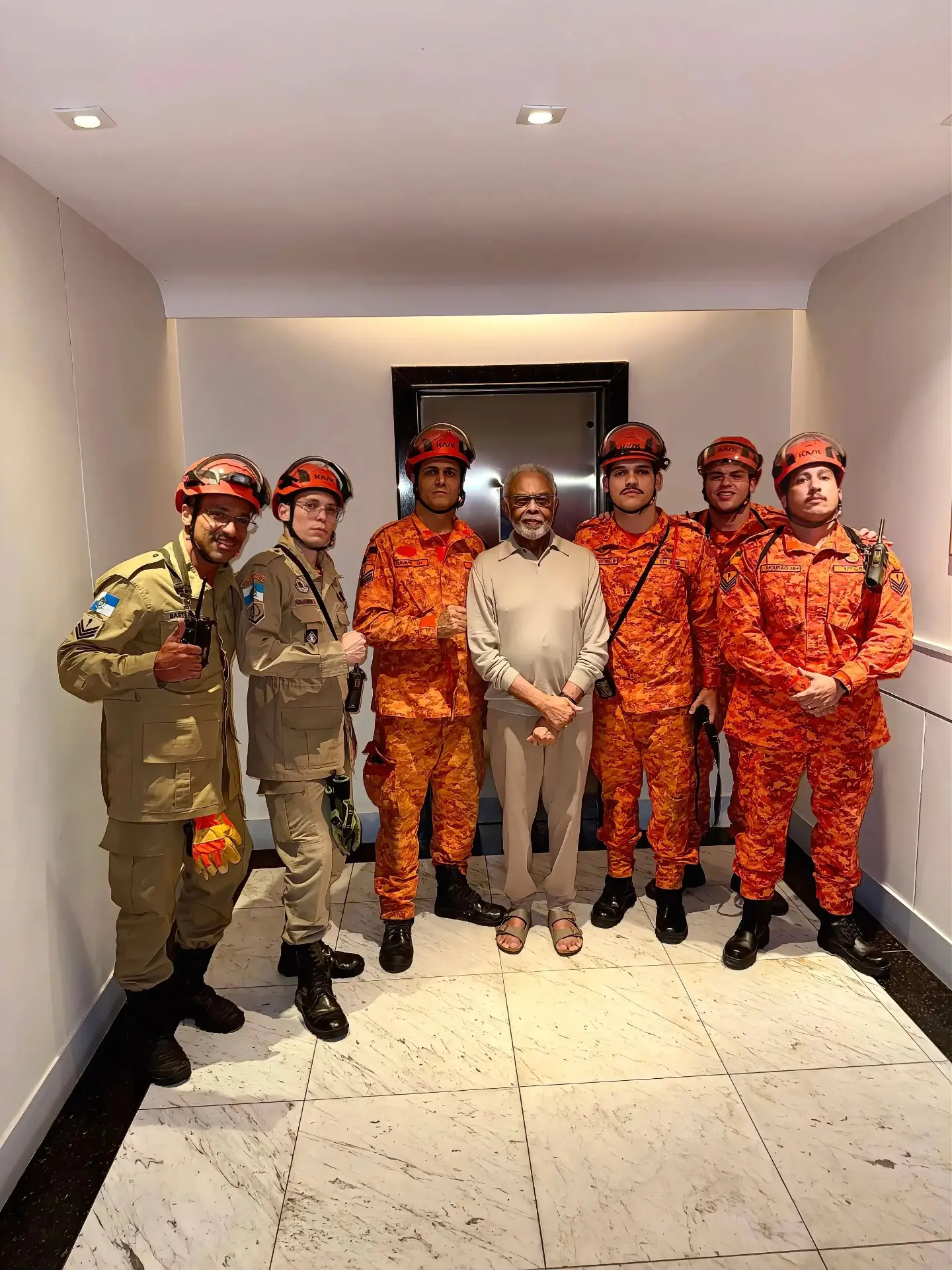 Gilberto Gil fica preso em elevador e é resgatado pelo Corpo de Bombeiros - Estadão