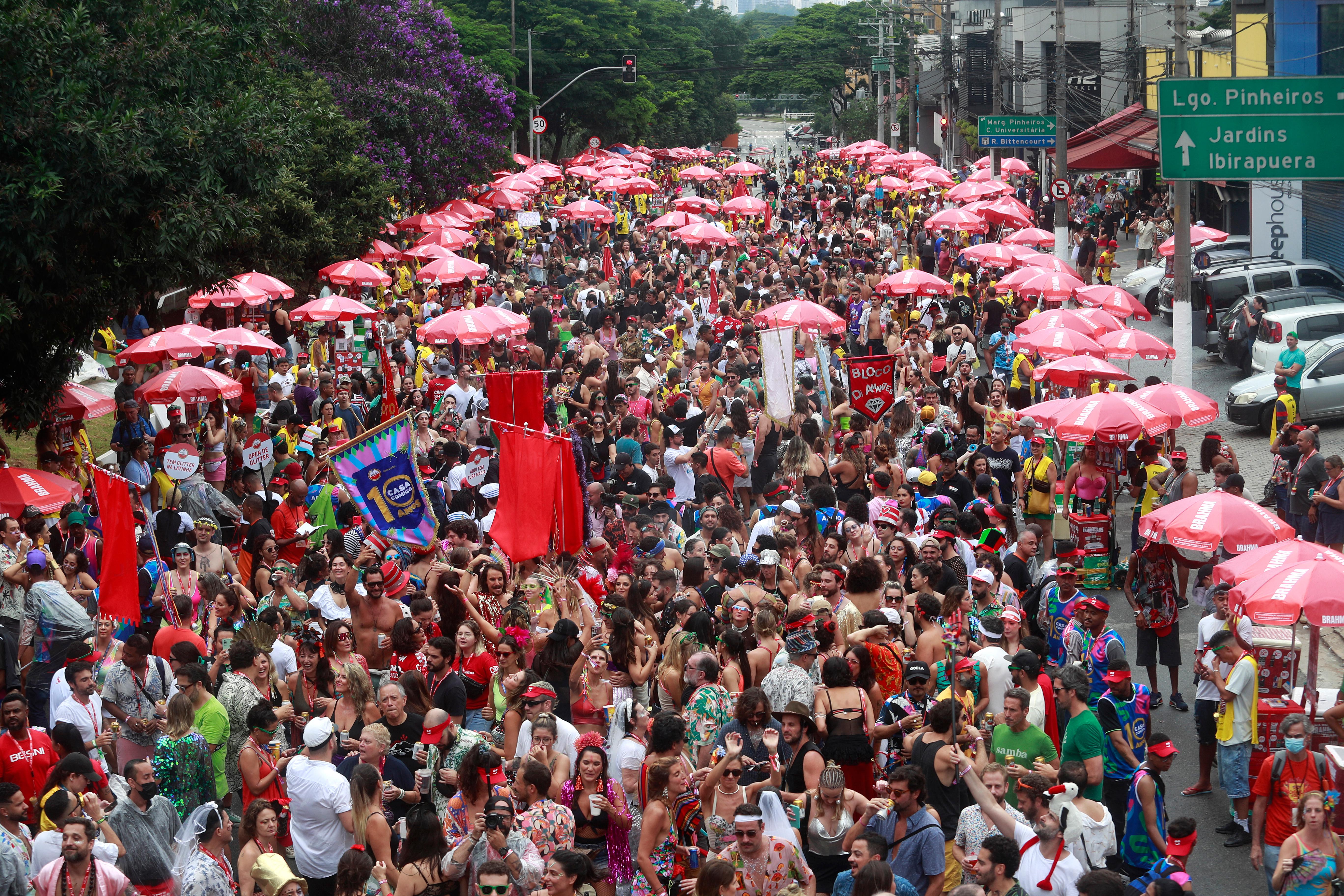 B9  Participação feminina contribui para explosão do Carnaval de rua em  São Paulo • B9