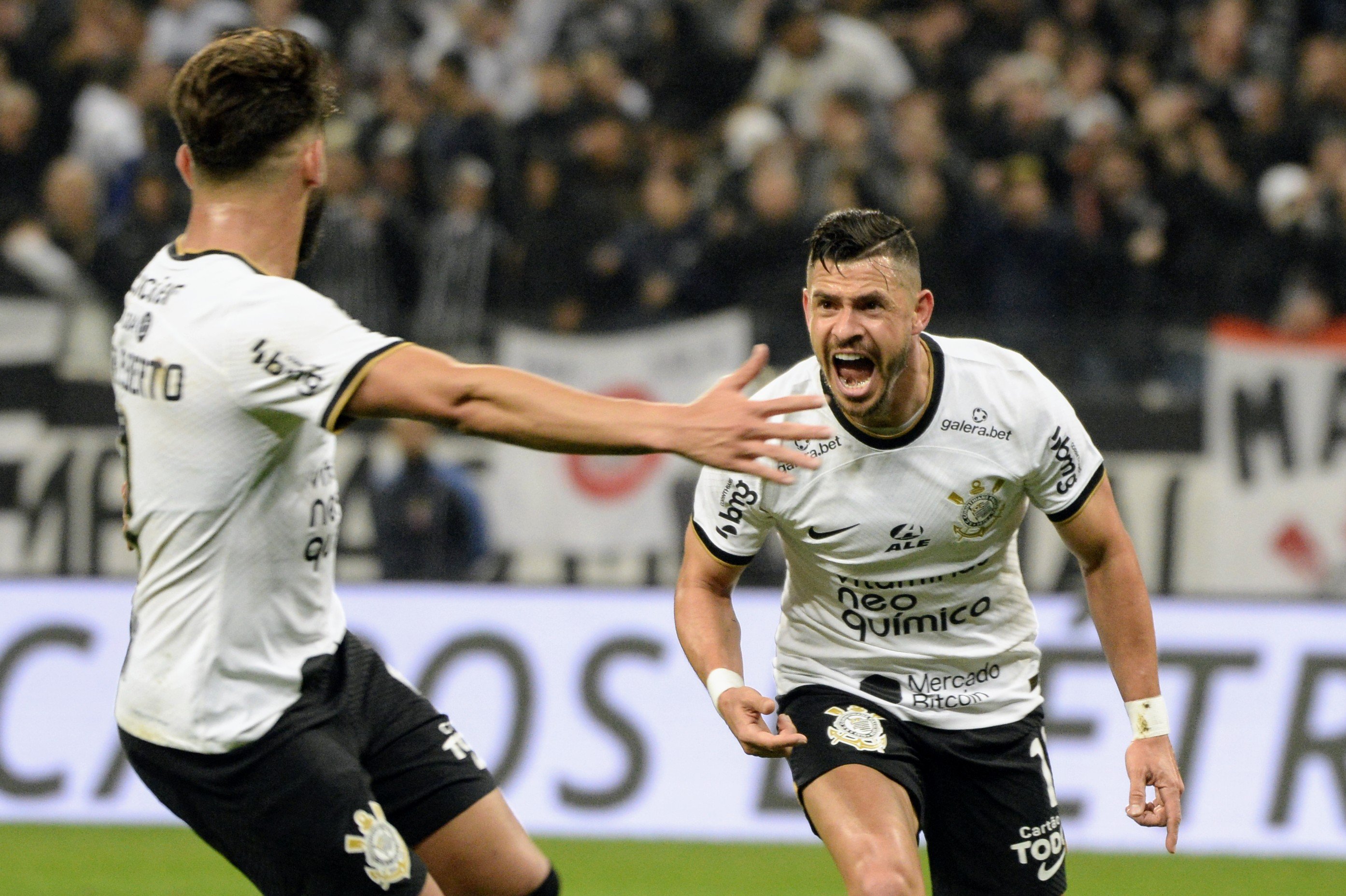 Corinthians e Grêmio fazem jogo com 2 viradas e empatam no duelo com mais  gols do Brasileirão - Jogada - Diário do Nordeste