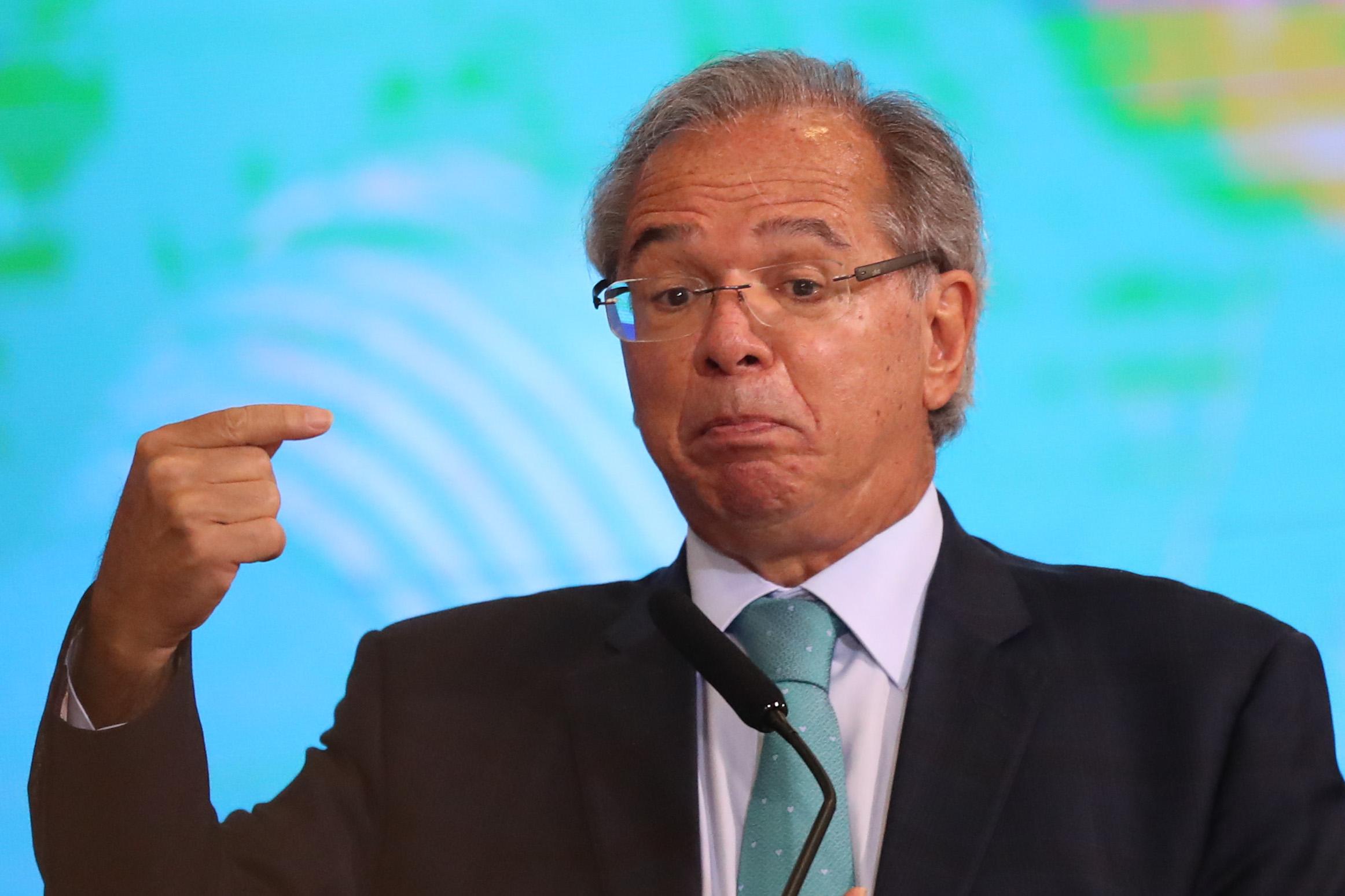 Fake: Paulo Guedes propôs corte de salário e aposentadorias