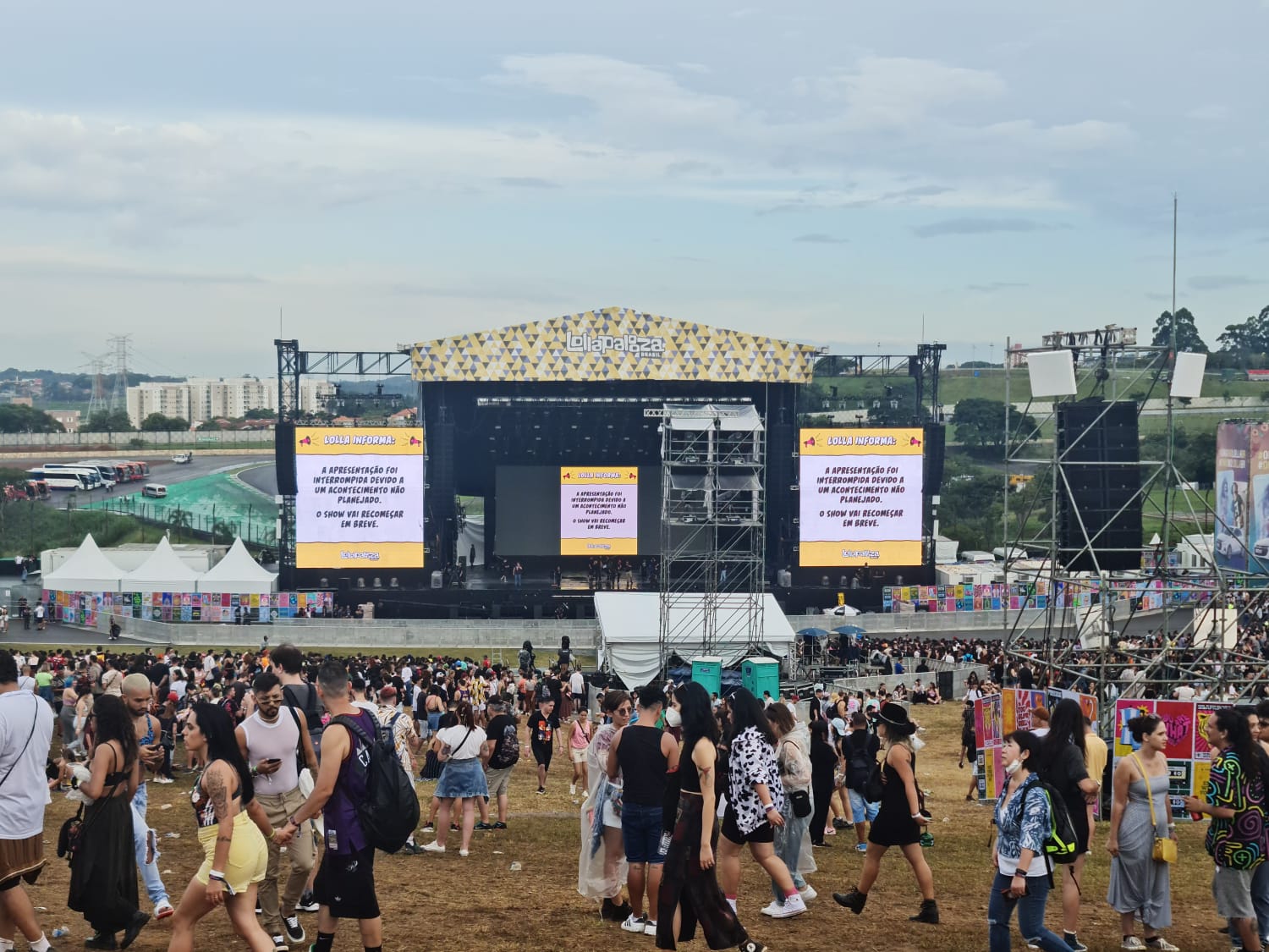 Multidão se emociona com show do The Neighbourhood no Lollapalooza