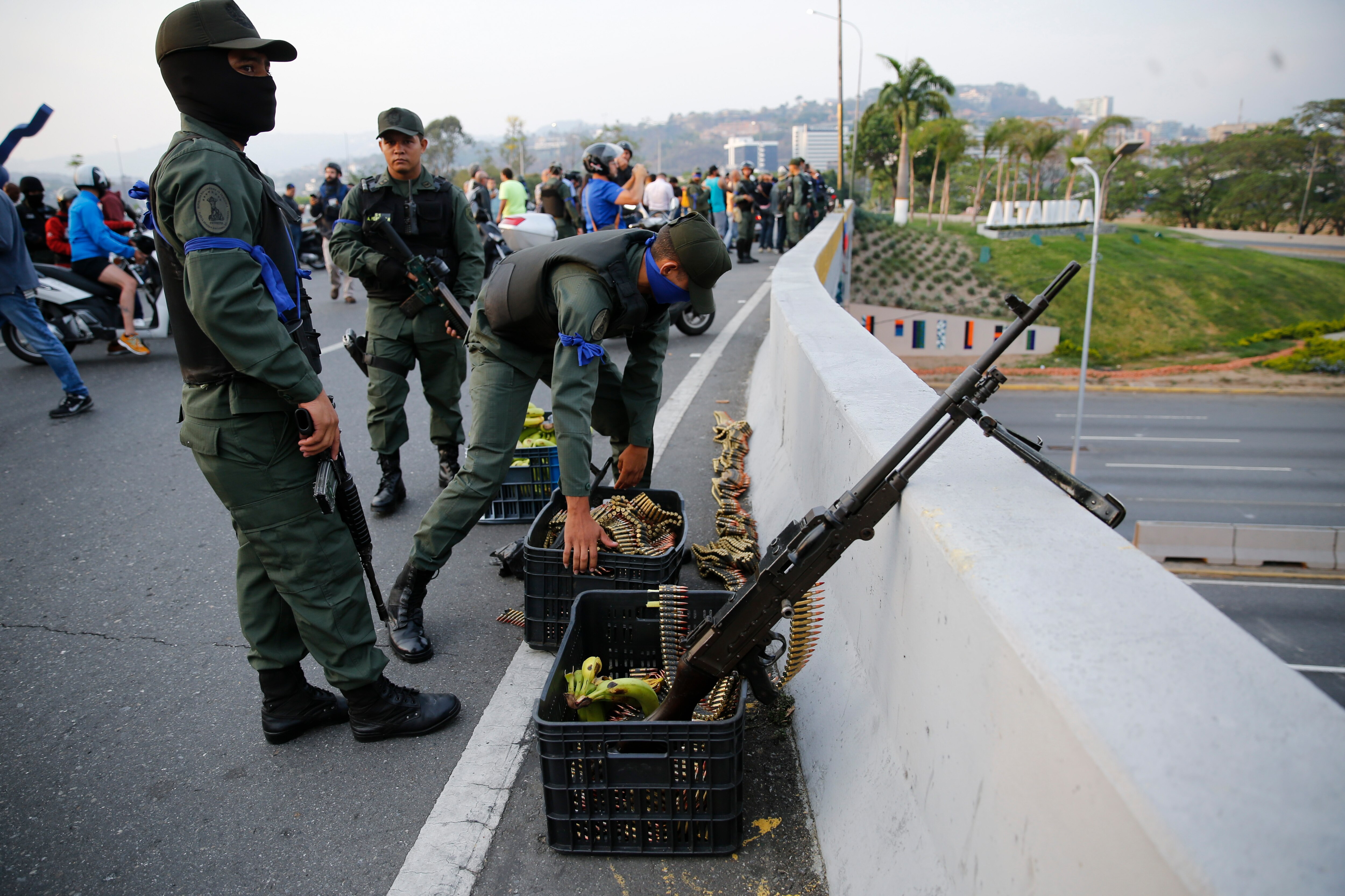 Militares venezuelanos jogam bombas em manifestantes na fronteira