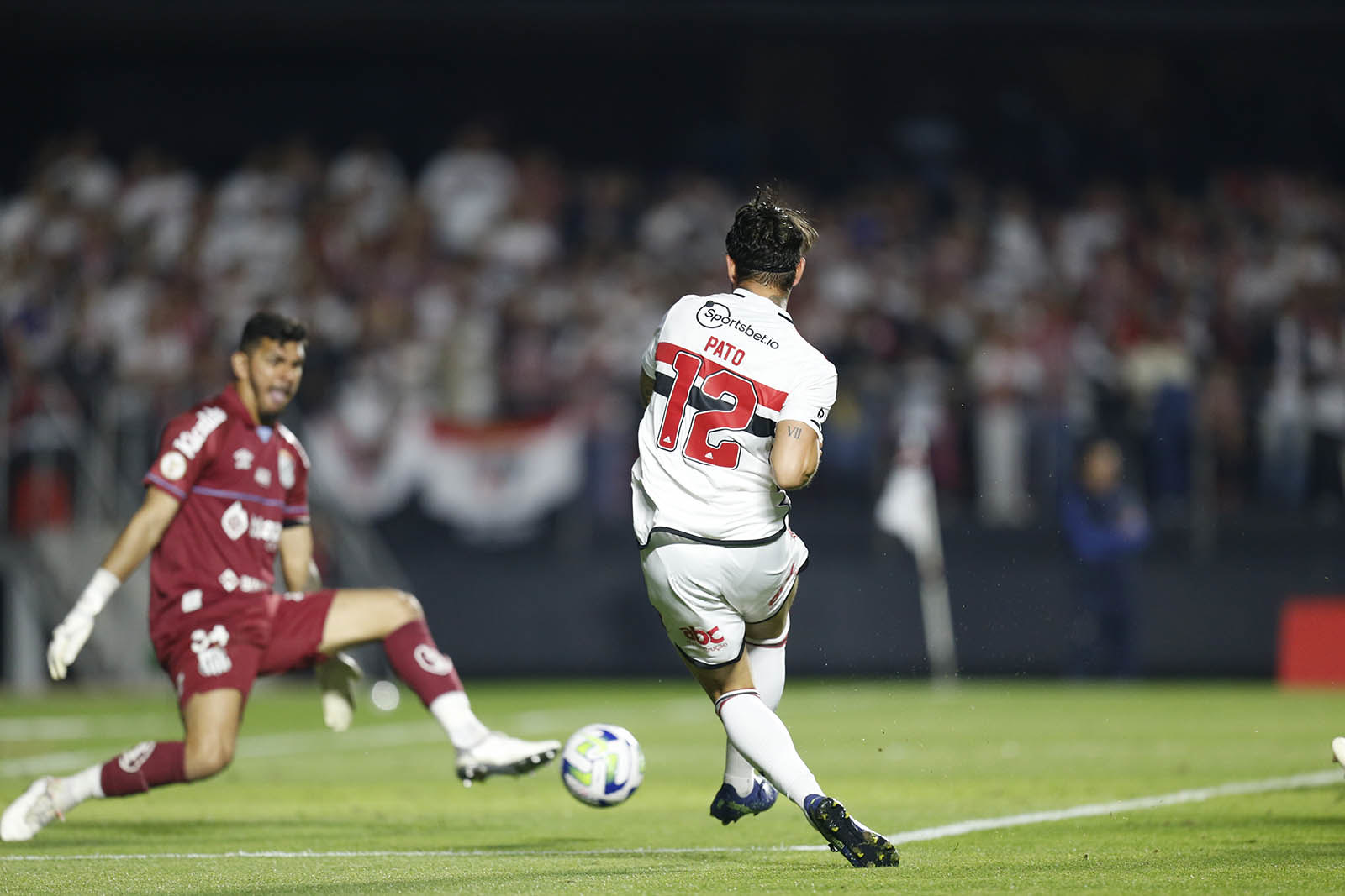 São Paulo atropela Santos e completa 4 jogos sem perder no Estadual