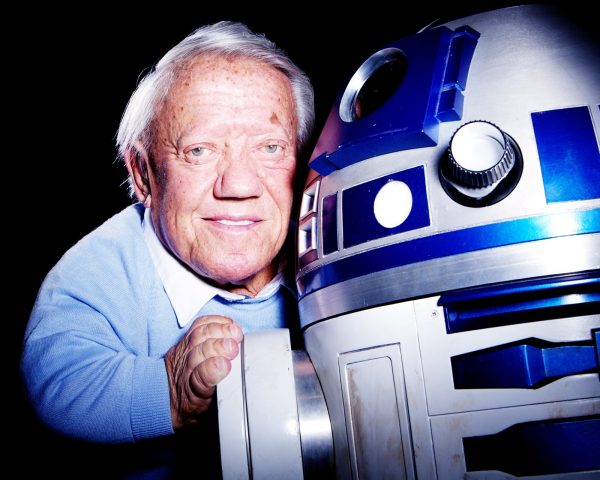 Morre Kenny Baker, ator britânico por trás do robô R2-D2 de 'Star
