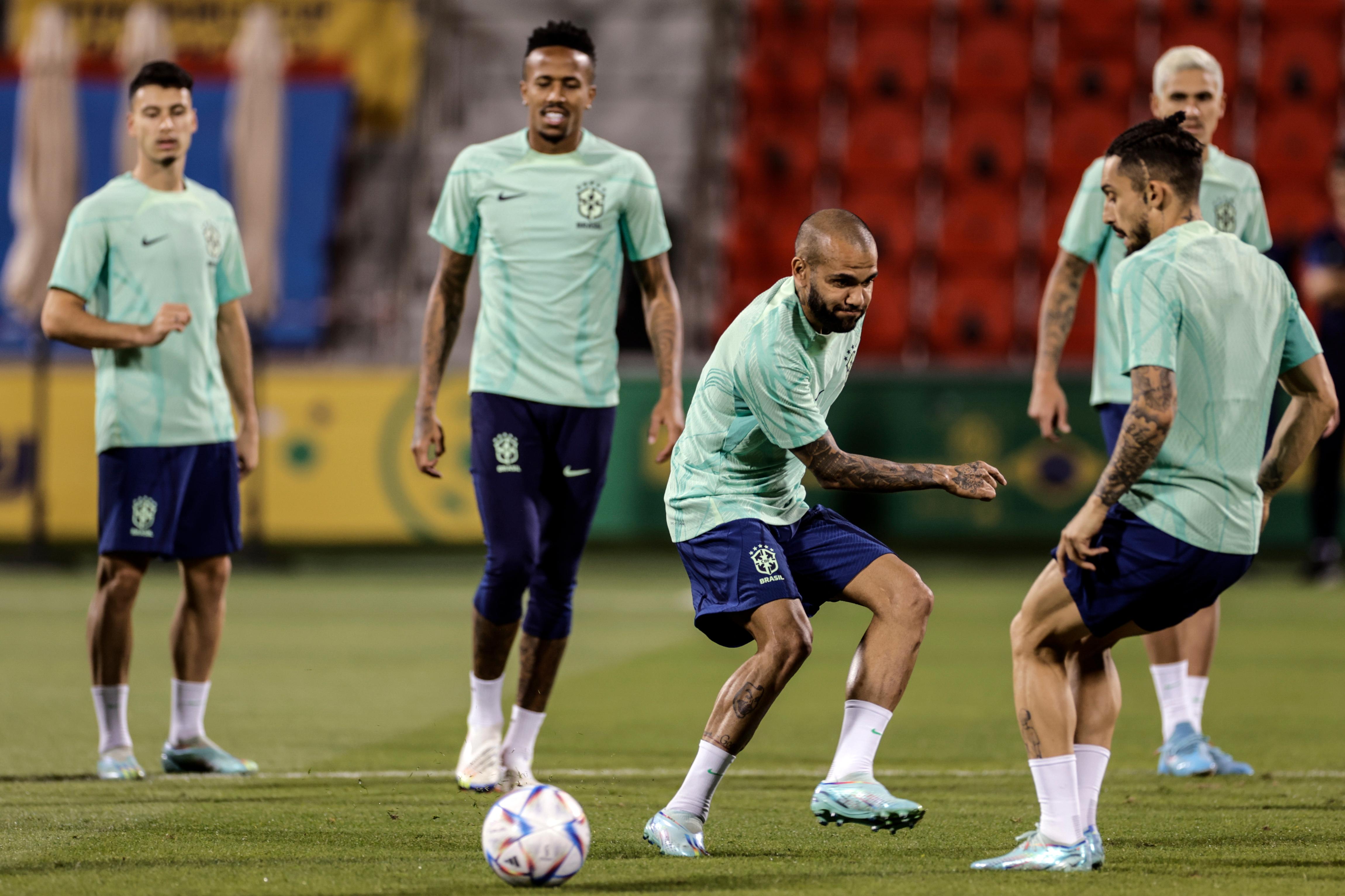 Camarões x Brasil: Daniel Alves vive marco em duelo