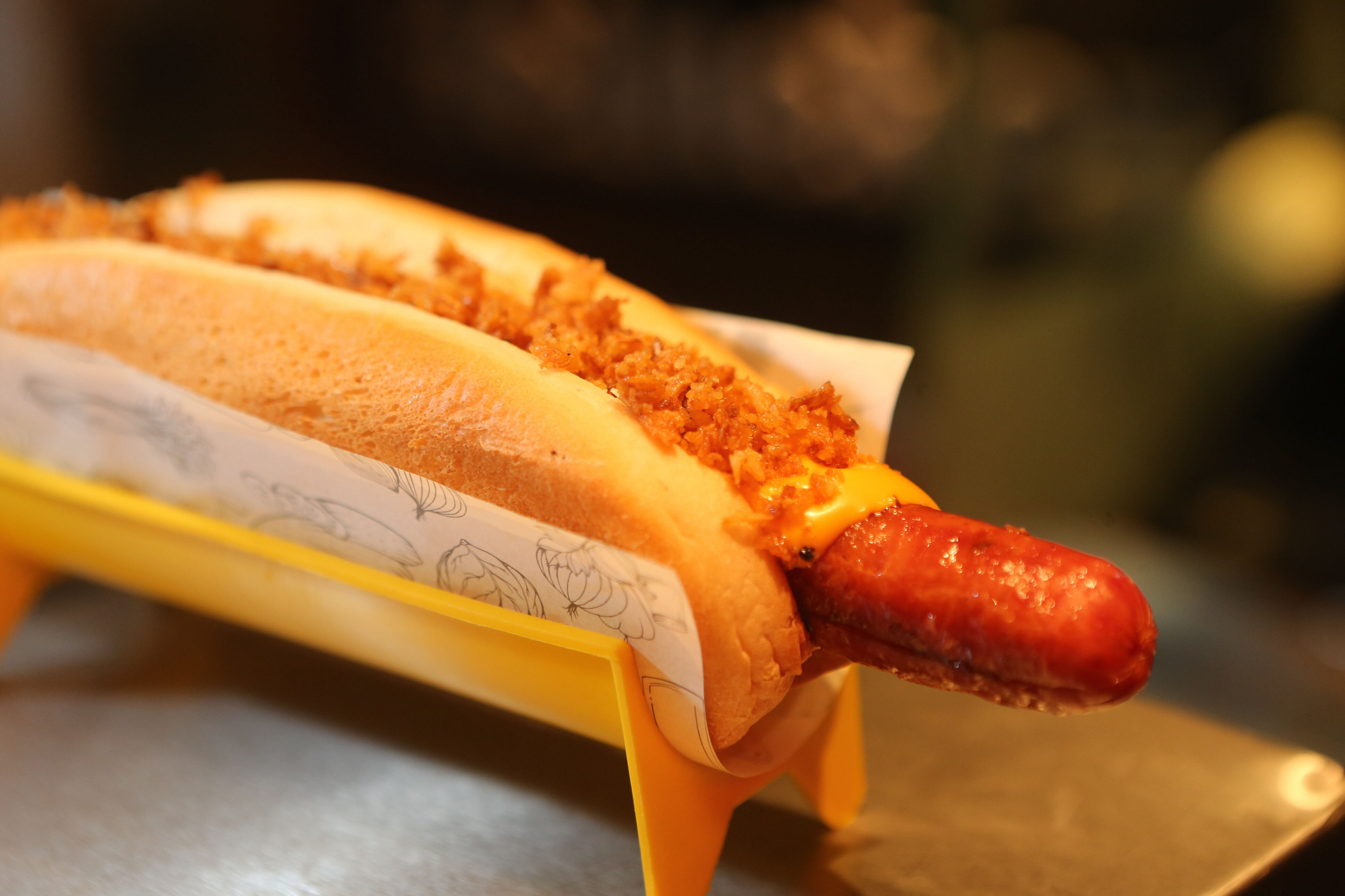 Hot Dog de Linguicinha com Molho Cremoso de Queijo e Cebola