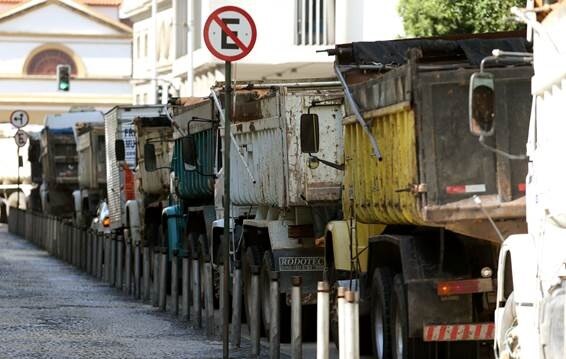 Fotos: Greve dos caminhoneiros faz taxista apelar para álcool de cozinha  para abastecer carro