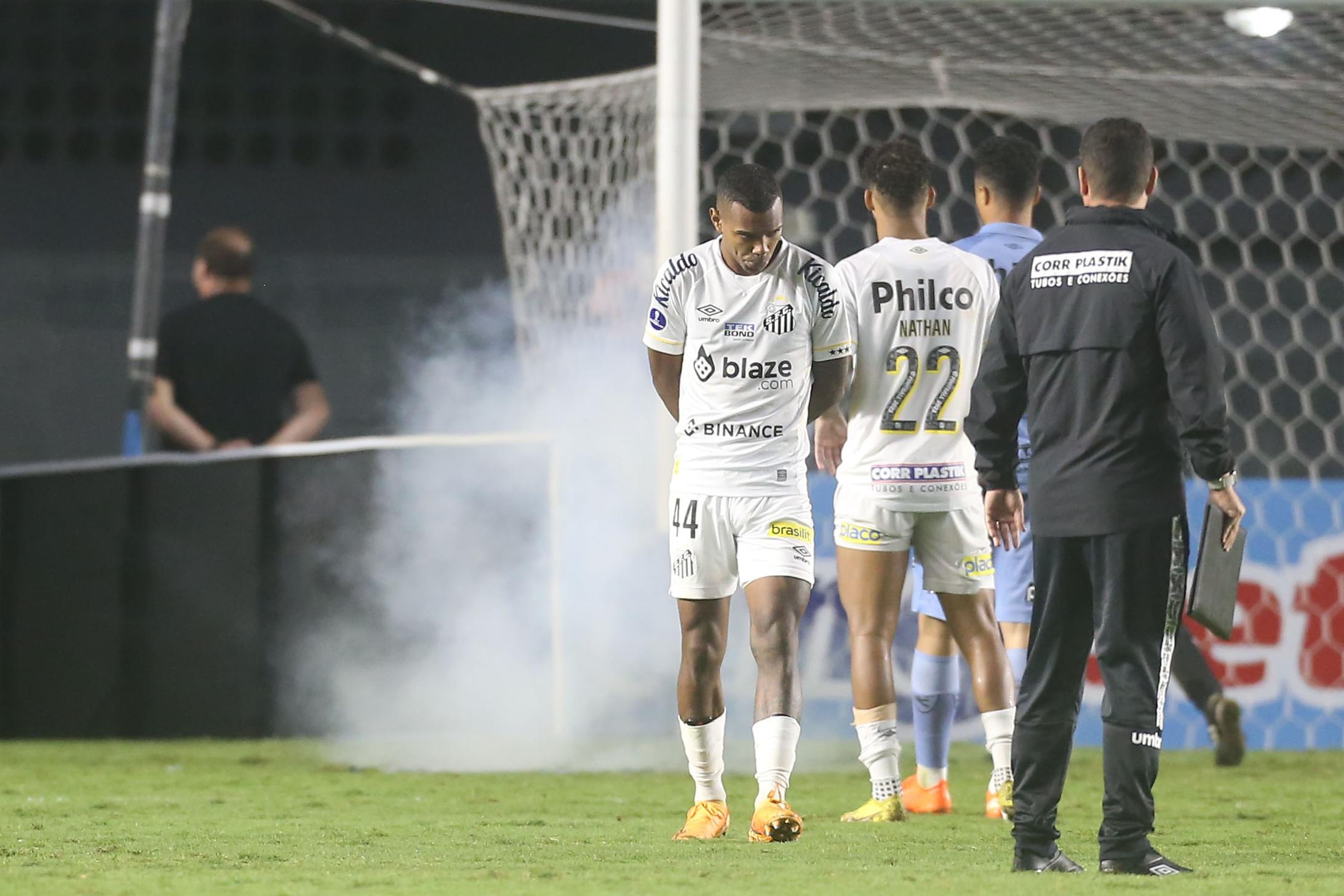 Santos sofre, mas conquista primeira vitória na Sul-Americana