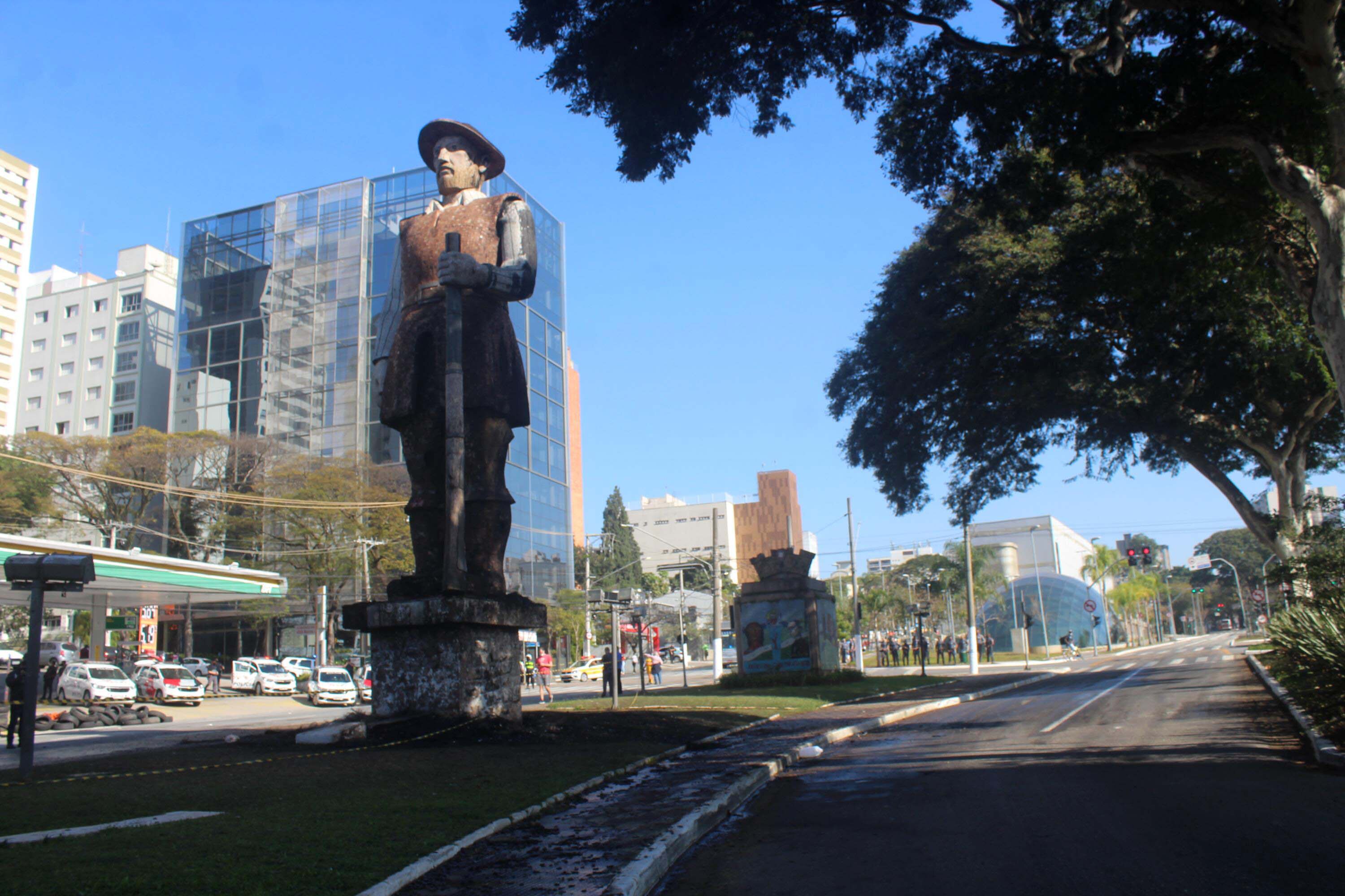 Estátua dedicada a Borba Gato é incendiada em São Paulo, Curiosidades