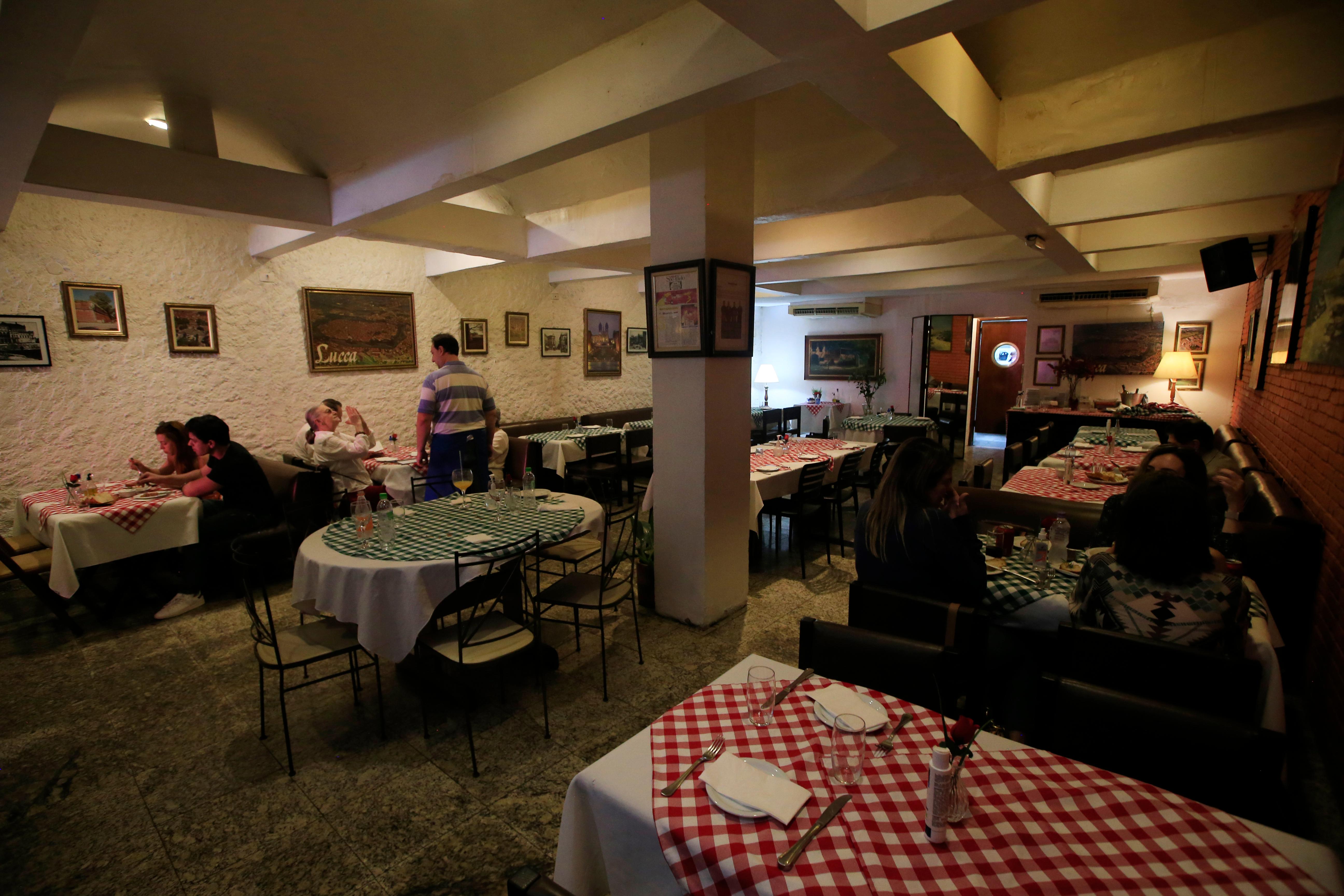 Jornalista oferece aulas de xadrez em restaurante vegetariano no