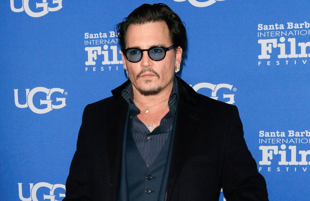 Johnny Depp foi encontrado desacordado em quarto de hotel, diz jornal da  Hungria - Estadão