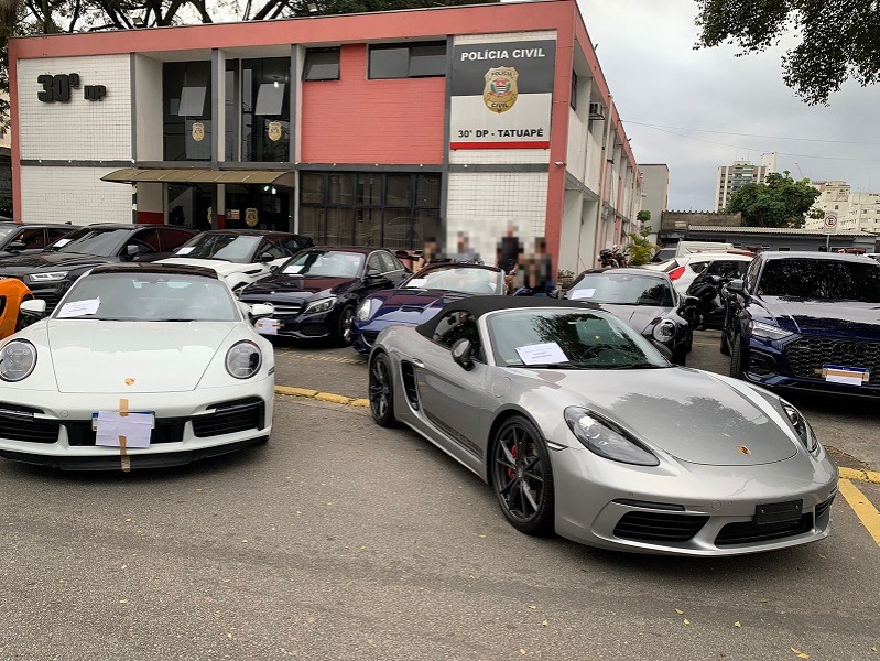 Empresária faz plotagem rosa em Porsche para lançamento de 'Barbie' em  Balneário Camboriú, Santa Catarina