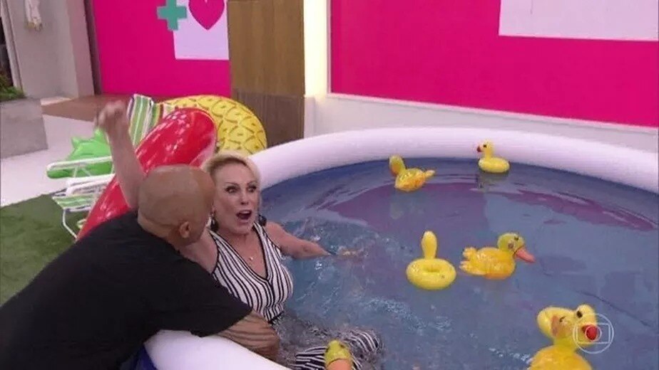 Ana Maria Braga faz o meme da sirene e cai na risada ao vivo no