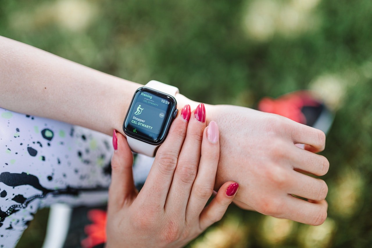 Smartwatches beneficiam saúde de pessoas com doenças crônicas, diz estudo -  Estadão