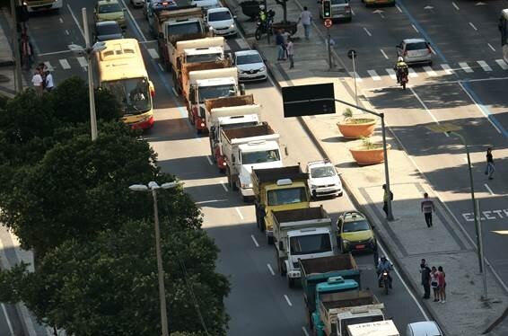 Fotos: Greve dos caminhoneiros faz taxista apelar para álcool de cozinha  para abastecer carro
