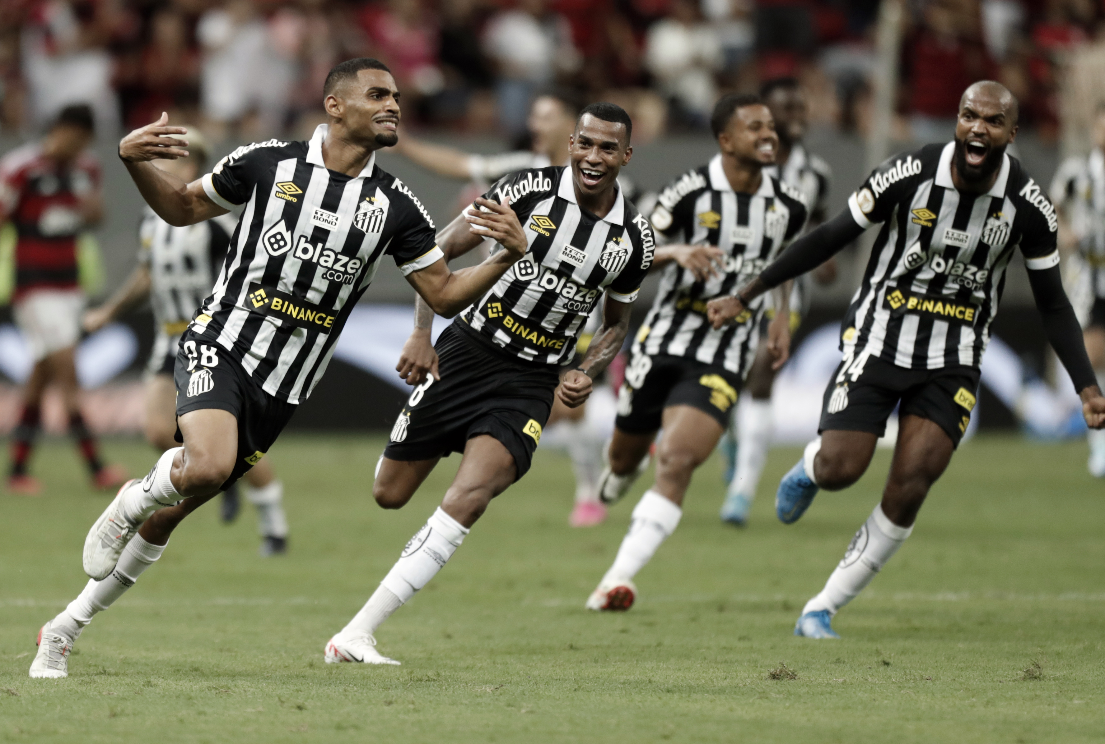 Santos vence o Flamengo em jogão no Mané Garrincha lotado