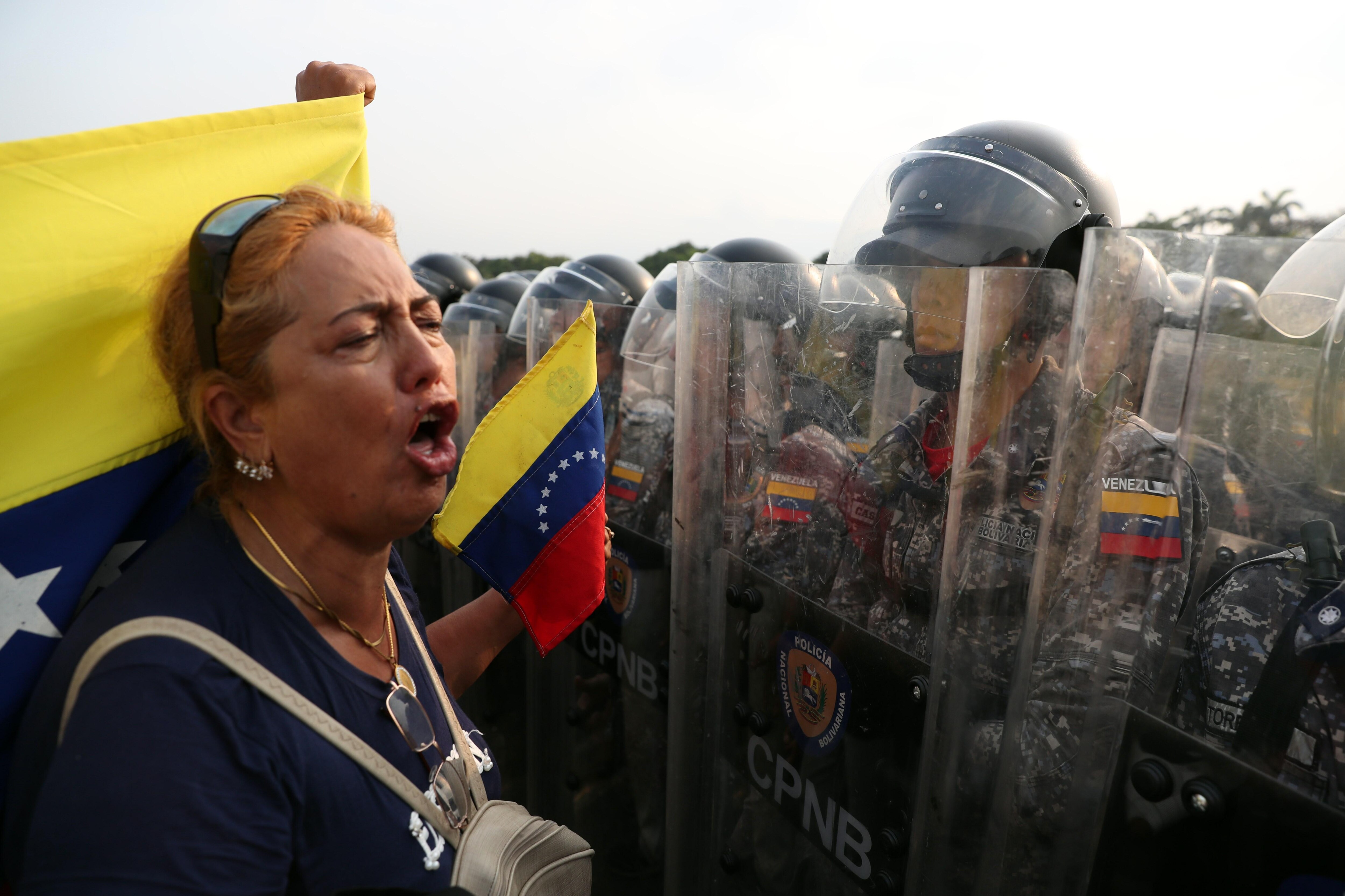 Militares venezuelanos jogam bombas em manifestantes na fronteira