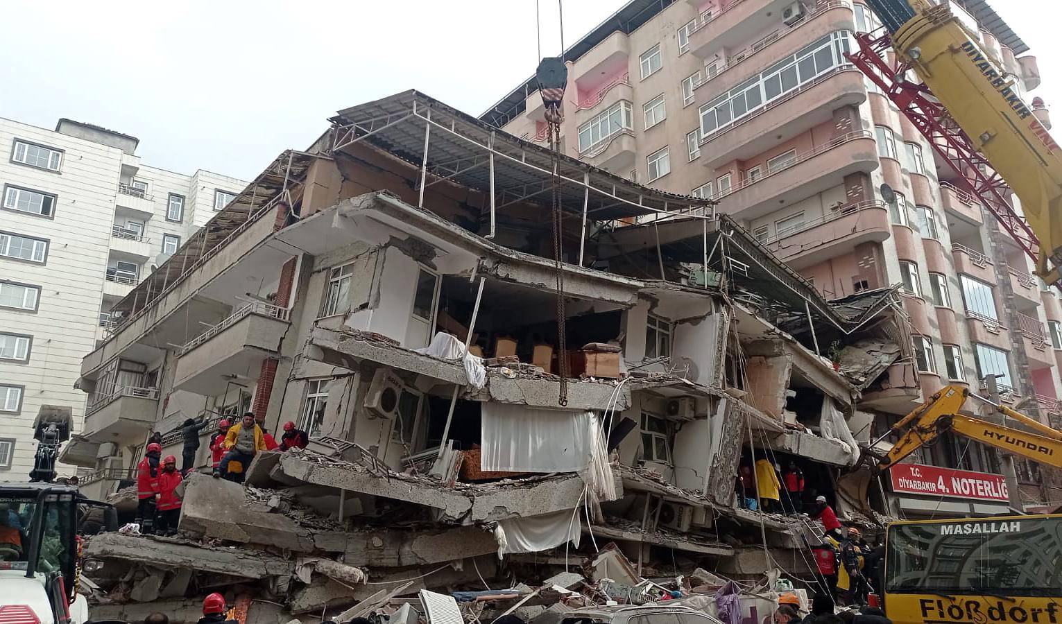 Equipe de emergência busca vítimas no local de um prédio que desabou após um forte terremoto em Diyarbakir, no sudeste da Turquia 