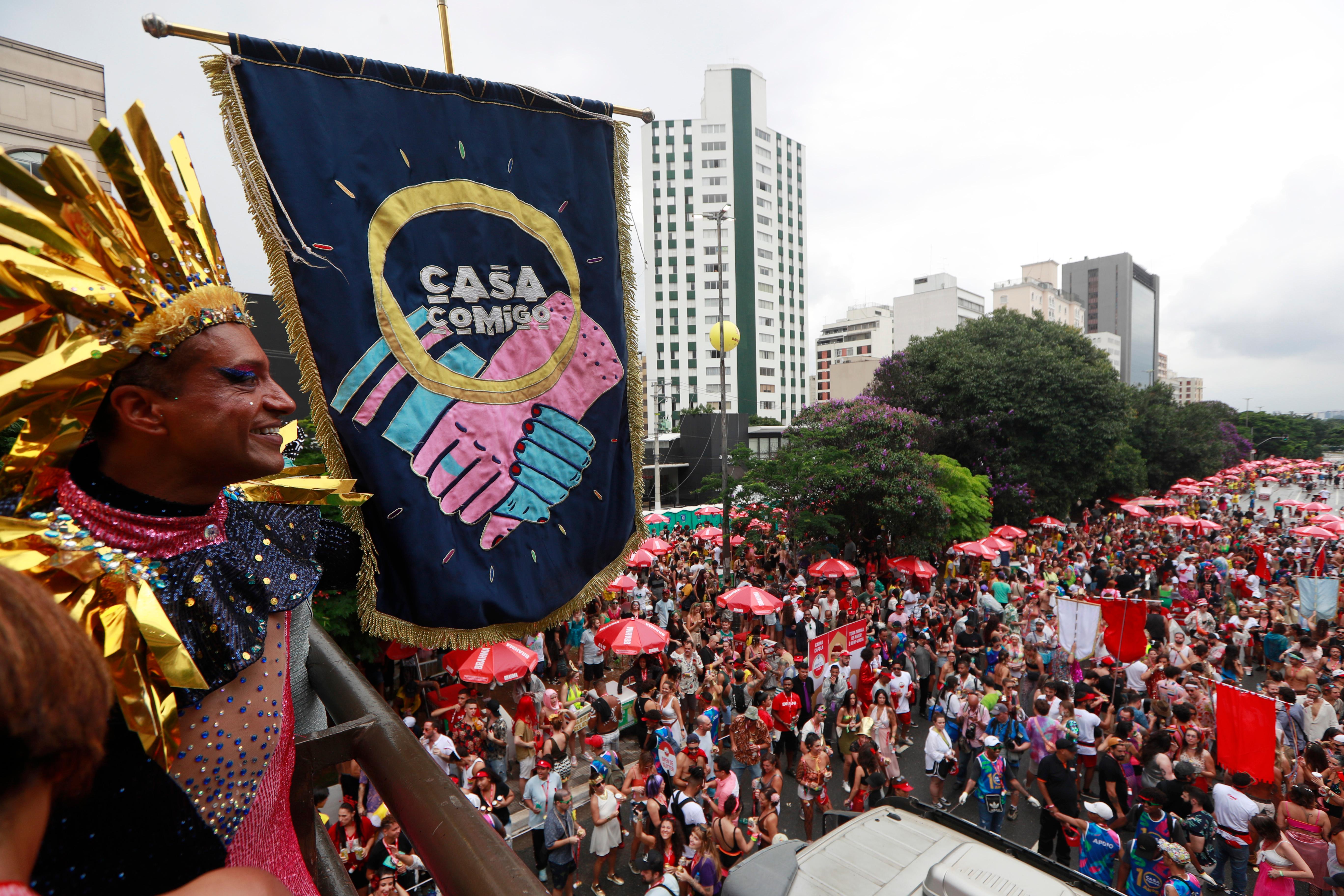 Para sobreviver, bailes de Carnaval se aliam a blocos de rua - 23/02/2020 -  Cotidiano - Folha