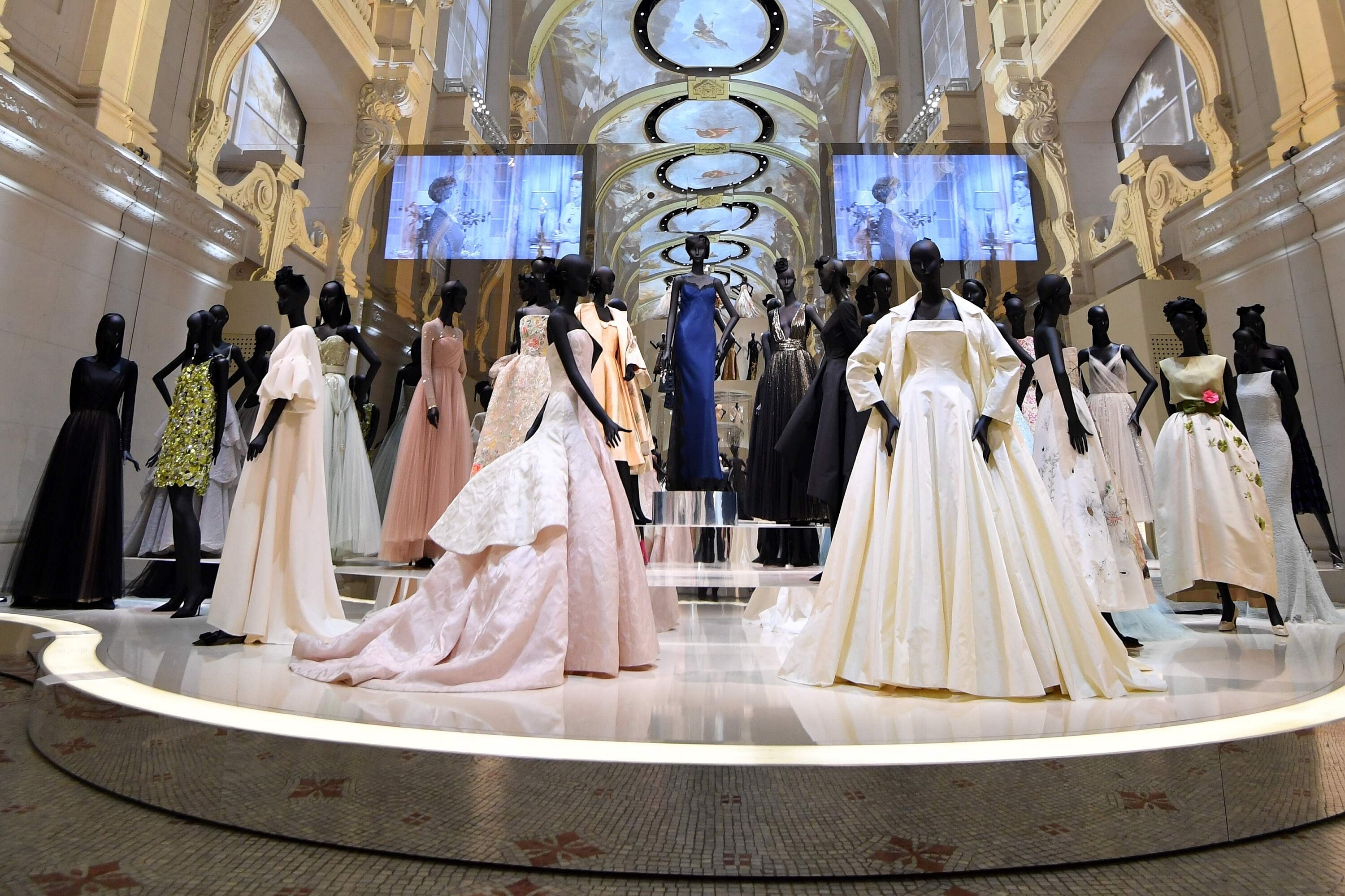 Exposição dedicada a Christian Dior bate recorde em Paris - Estadão