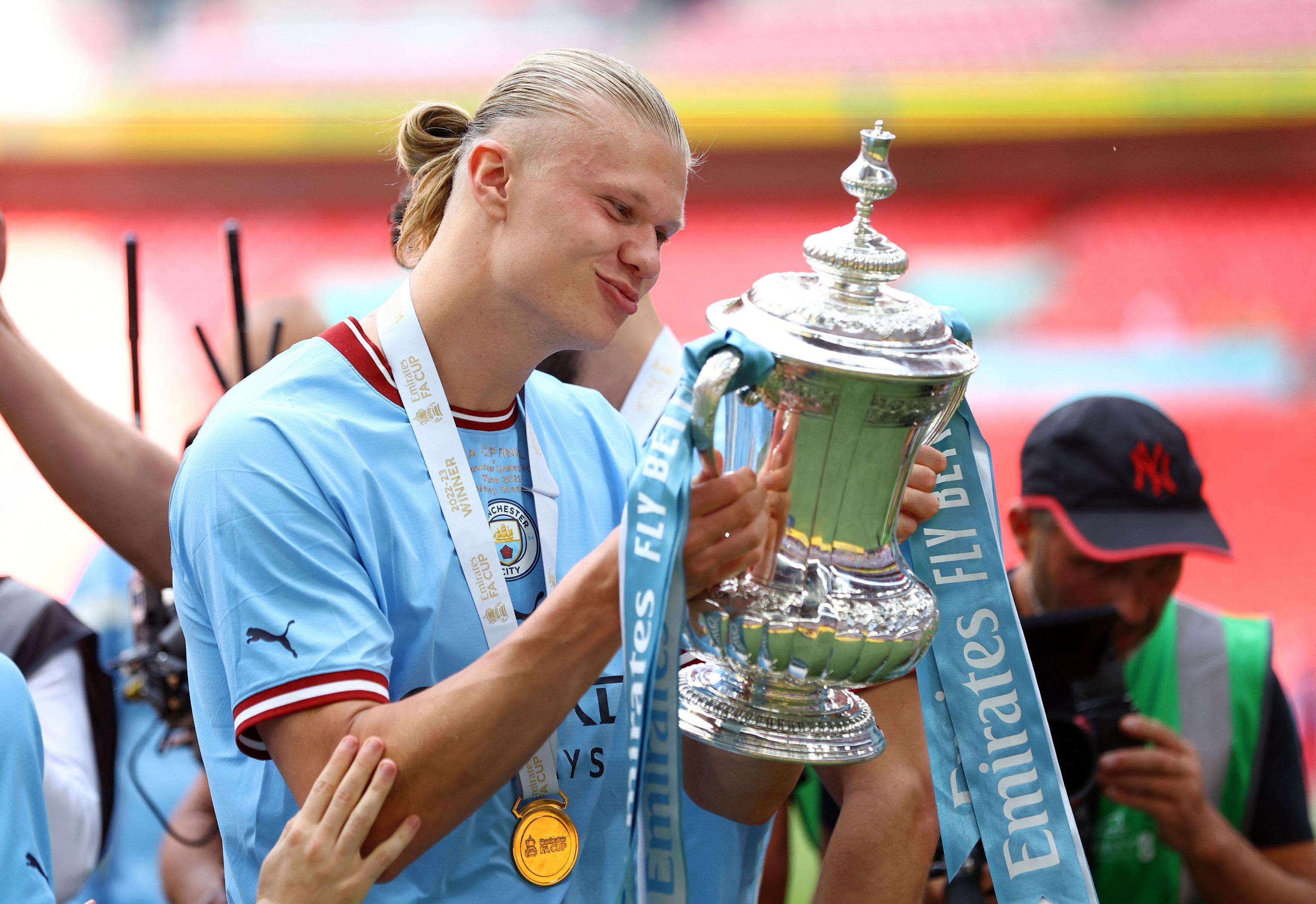 Manchester City mira premiação histórica com possível tríplice coroa