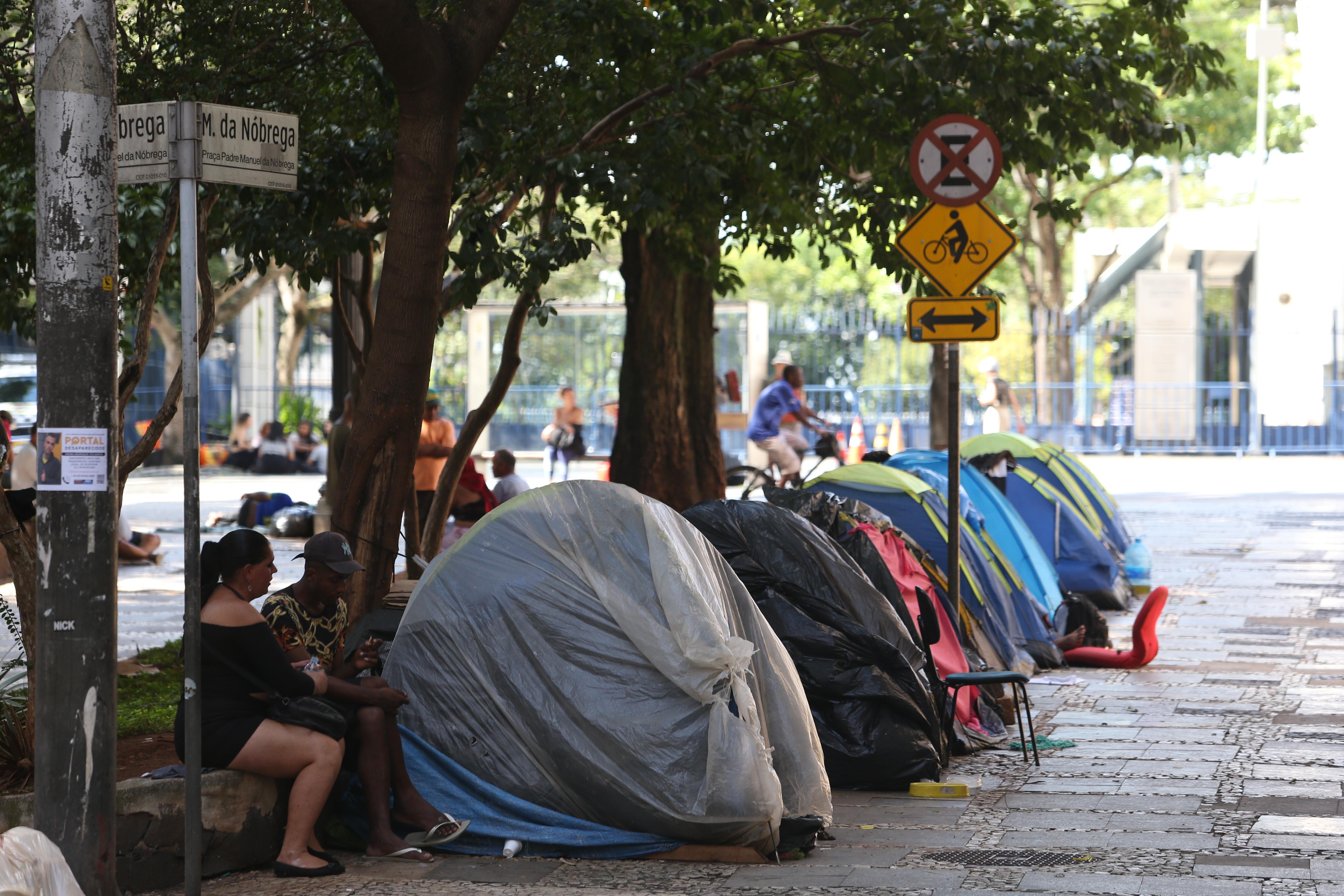 Barracas montadas em calçada do centro de SP.