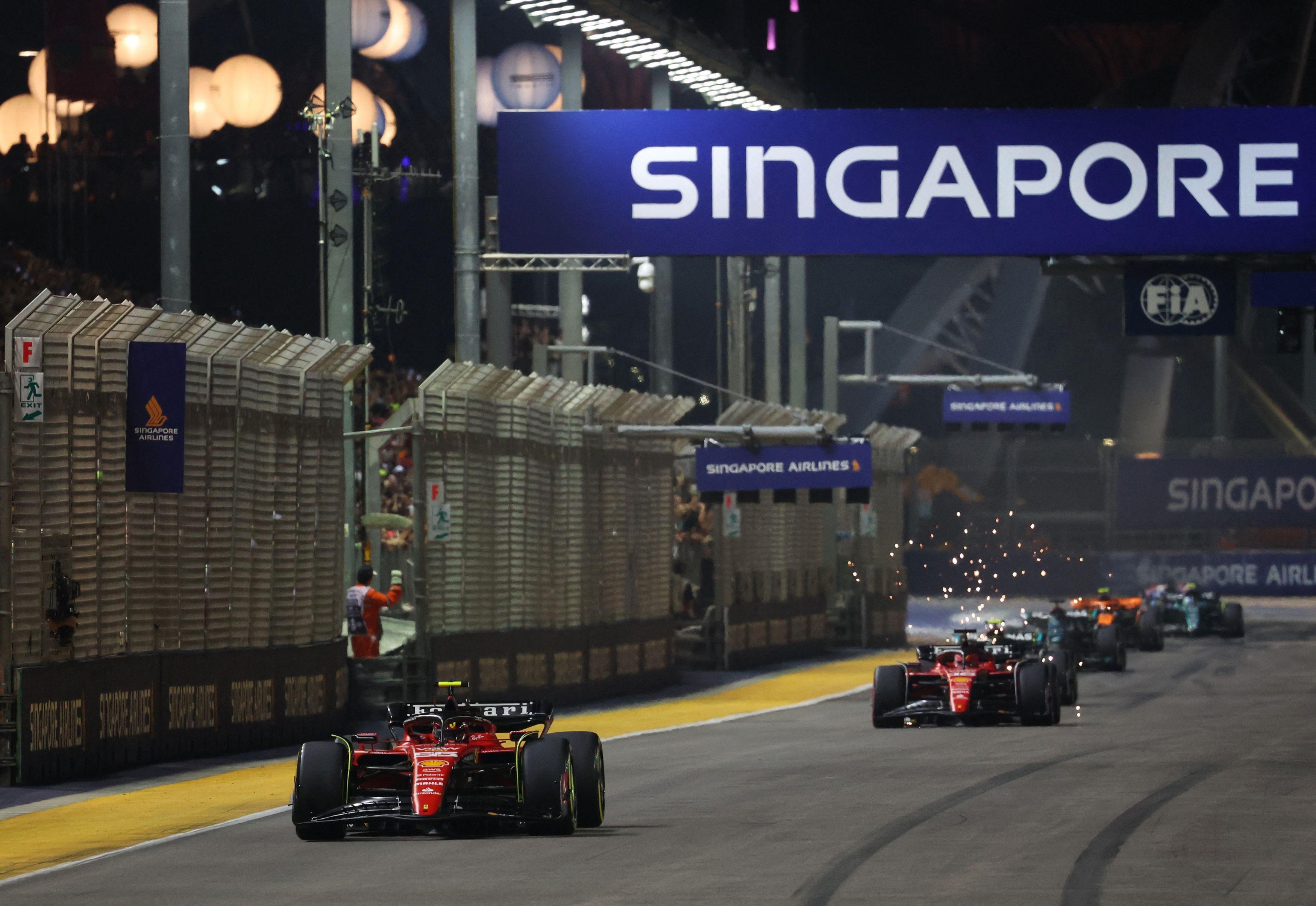 Sainz larga na pole do GP da Singapura e Verstappen fica fora do