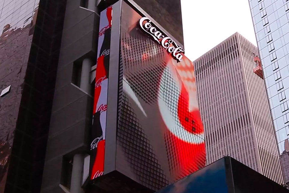 Coca-Cola renova seu espaço na Times Square com imenso painel 3D