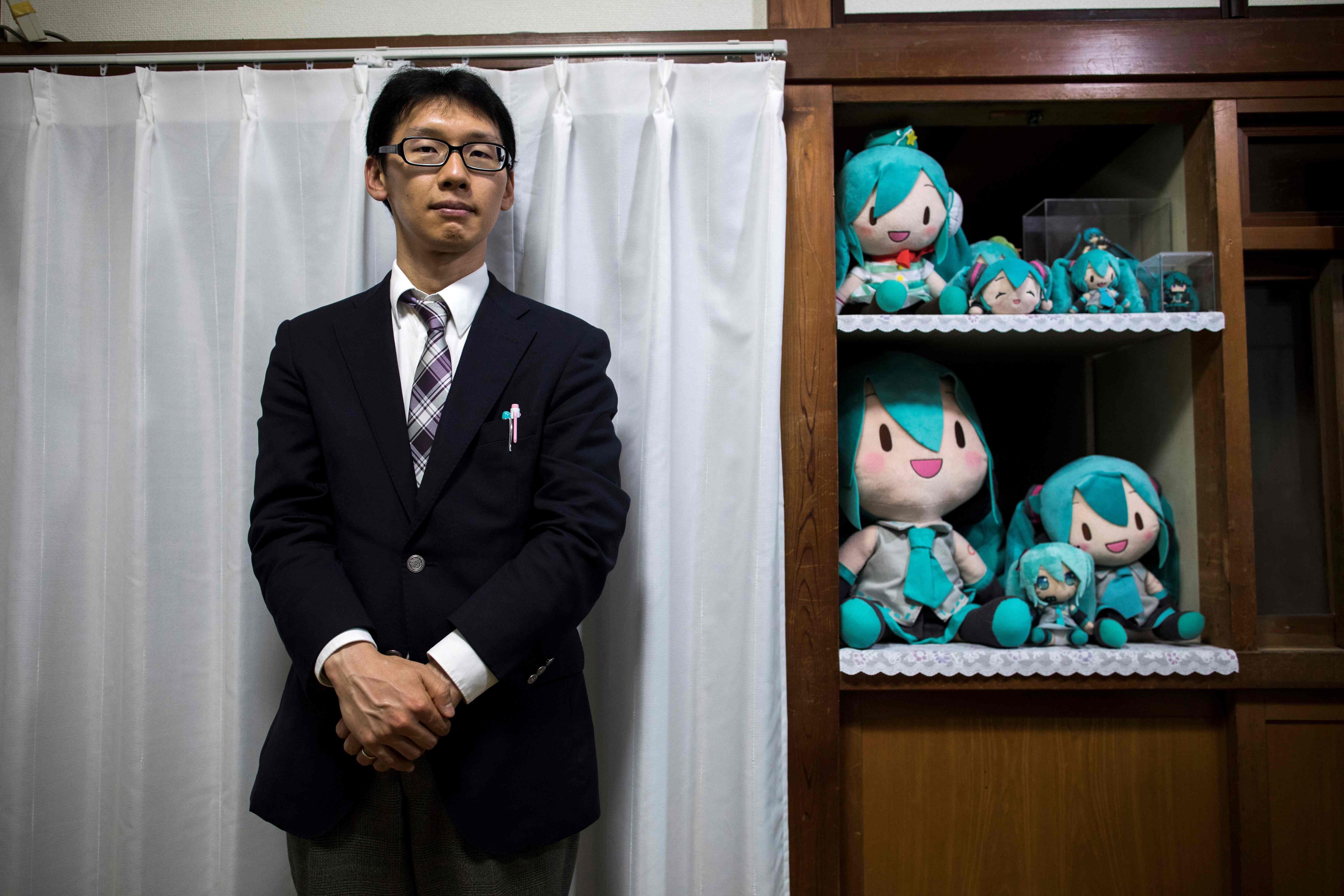 Homem que se casou com boneca no Japão fica viúvo após 'morte' de