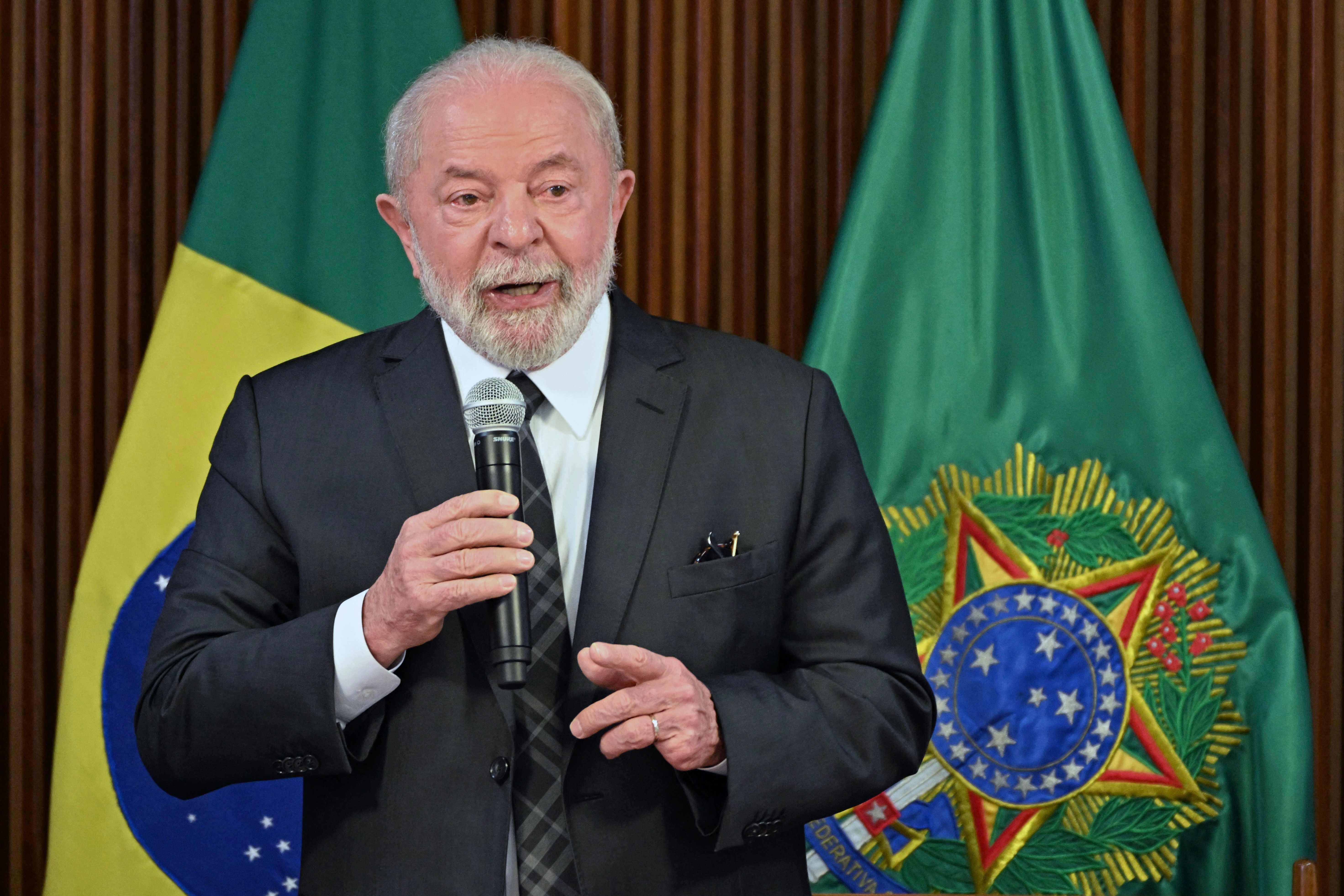 Lula e prefeito de Campinas batem boca por causa de casas de 15 m²