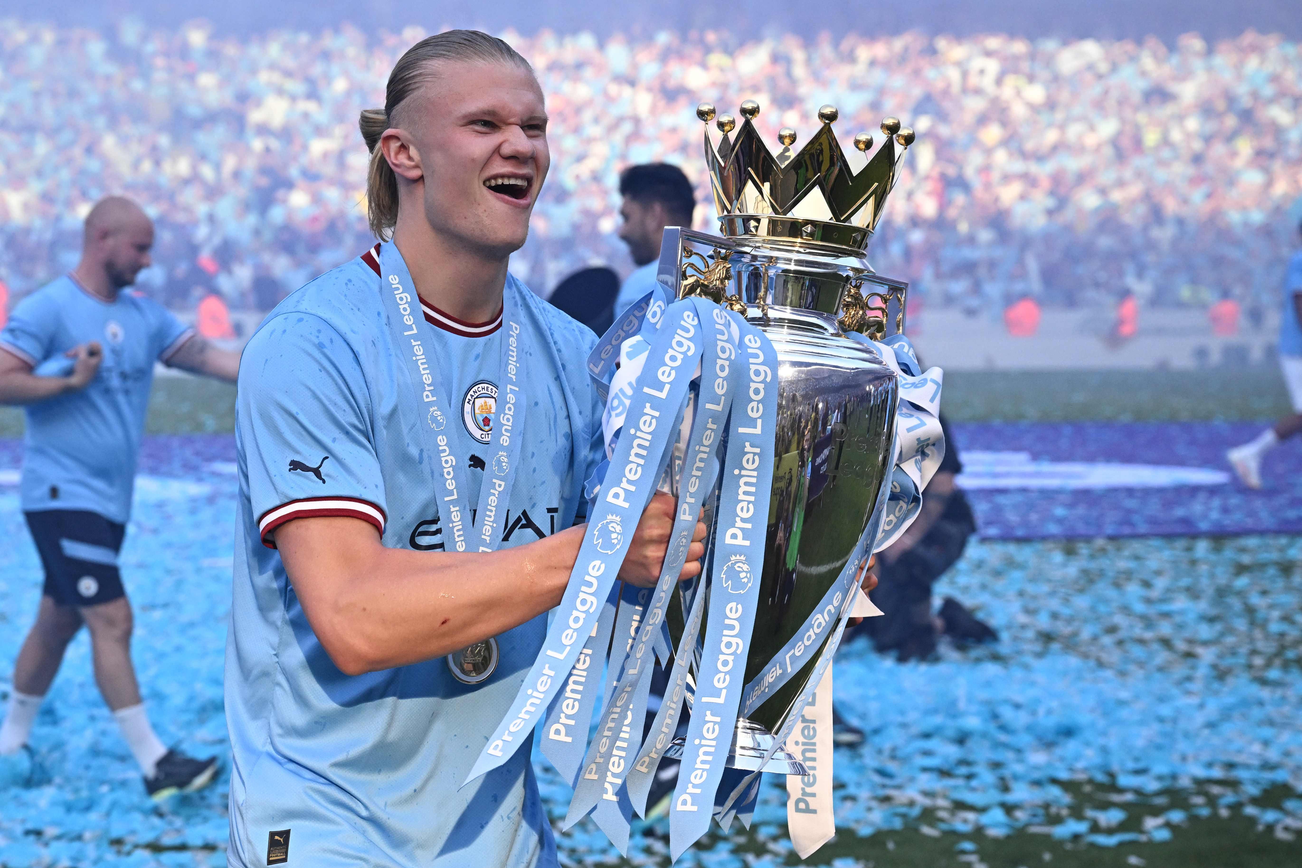 Manchester City posa para foto oficial e exibe troféus de 2023, futebol  inglês